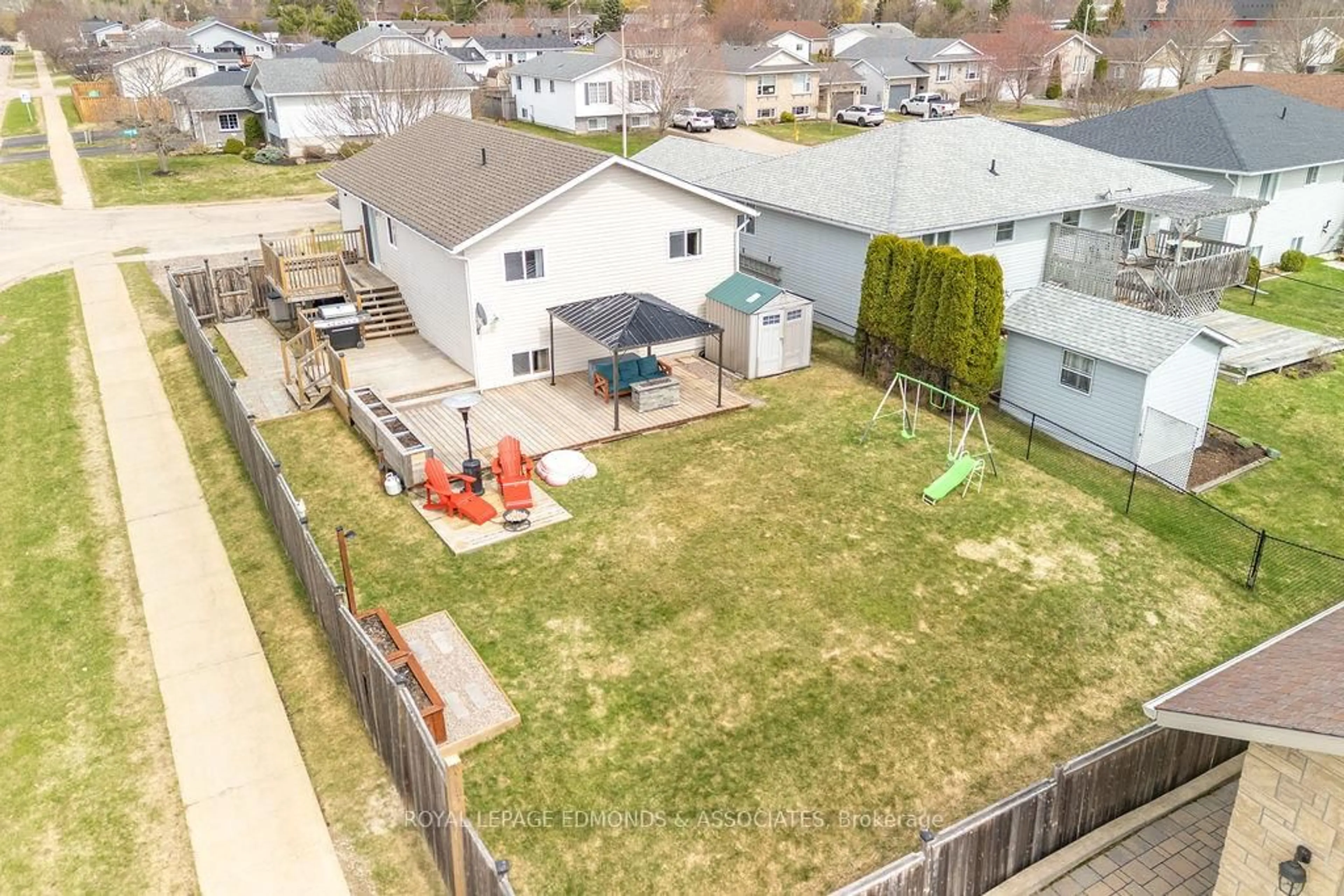 A pic from outside/outdoor area/front of a property/back of a property/a pic from drone, street for 416 Sweezey Crt, Pembroke Ontario K8A 8S3