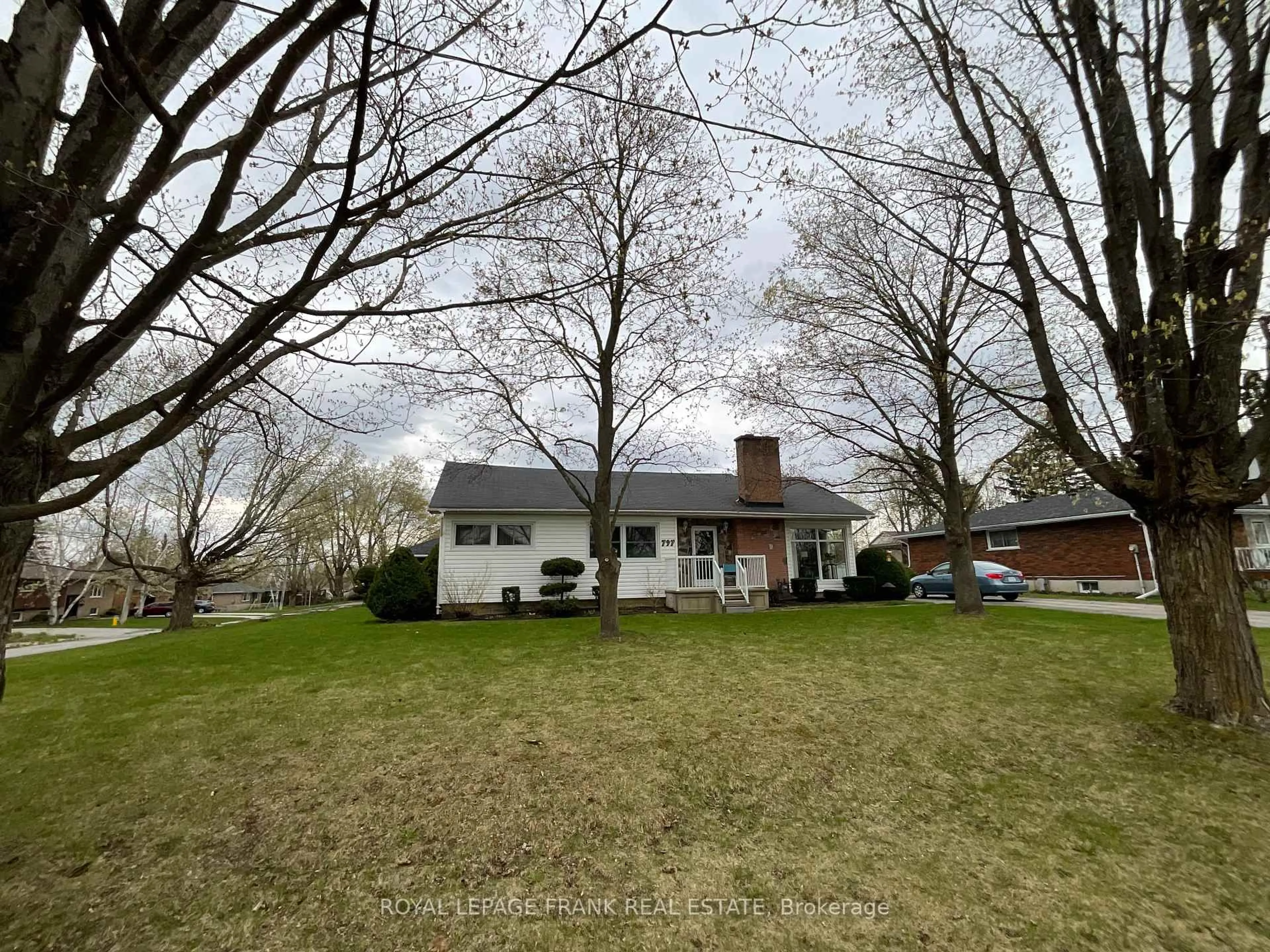 A pic from outside/outdoor area/front of a property/back of a property/a pic from drone, unknown for 797 Valleyview Dr, Peterborough Ontario K9J 6P9