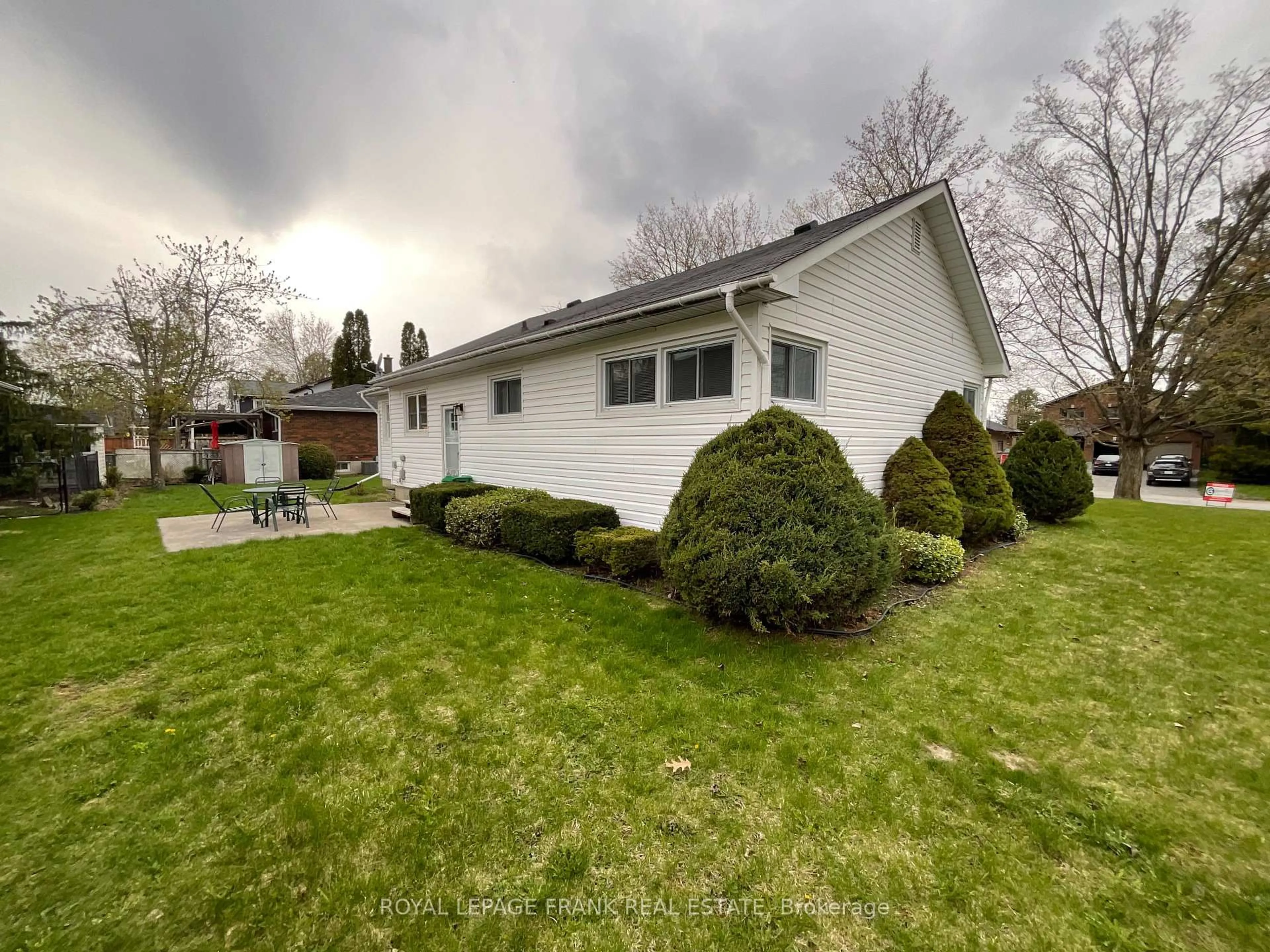 Home with vinyl exterior material, unknown for 797 Valleyview Dr, Peterborough Ontario K9J 6P9