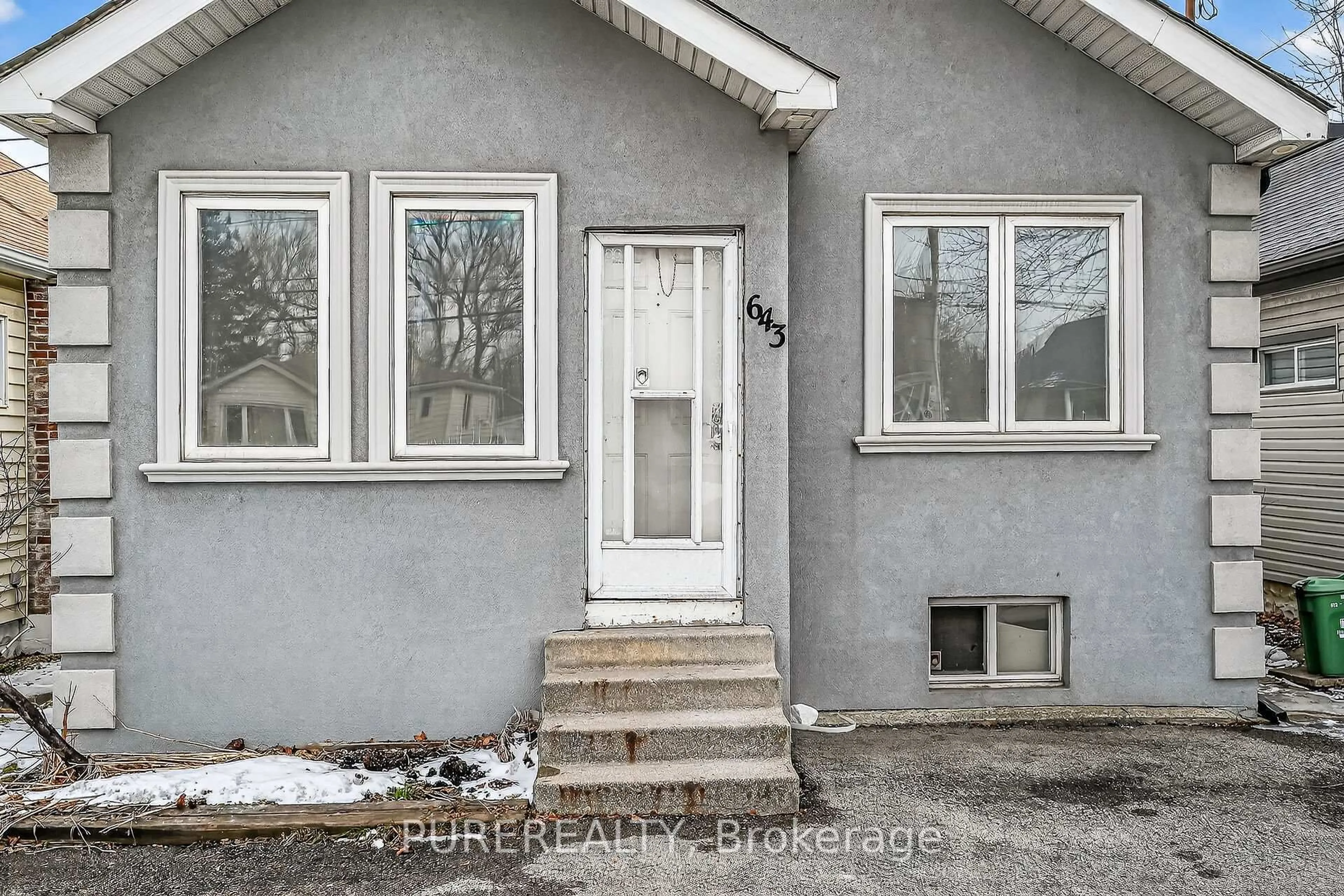 Indoor entryway for 643 Upper Wellington St, Hamilton Ontario L9A 3R2