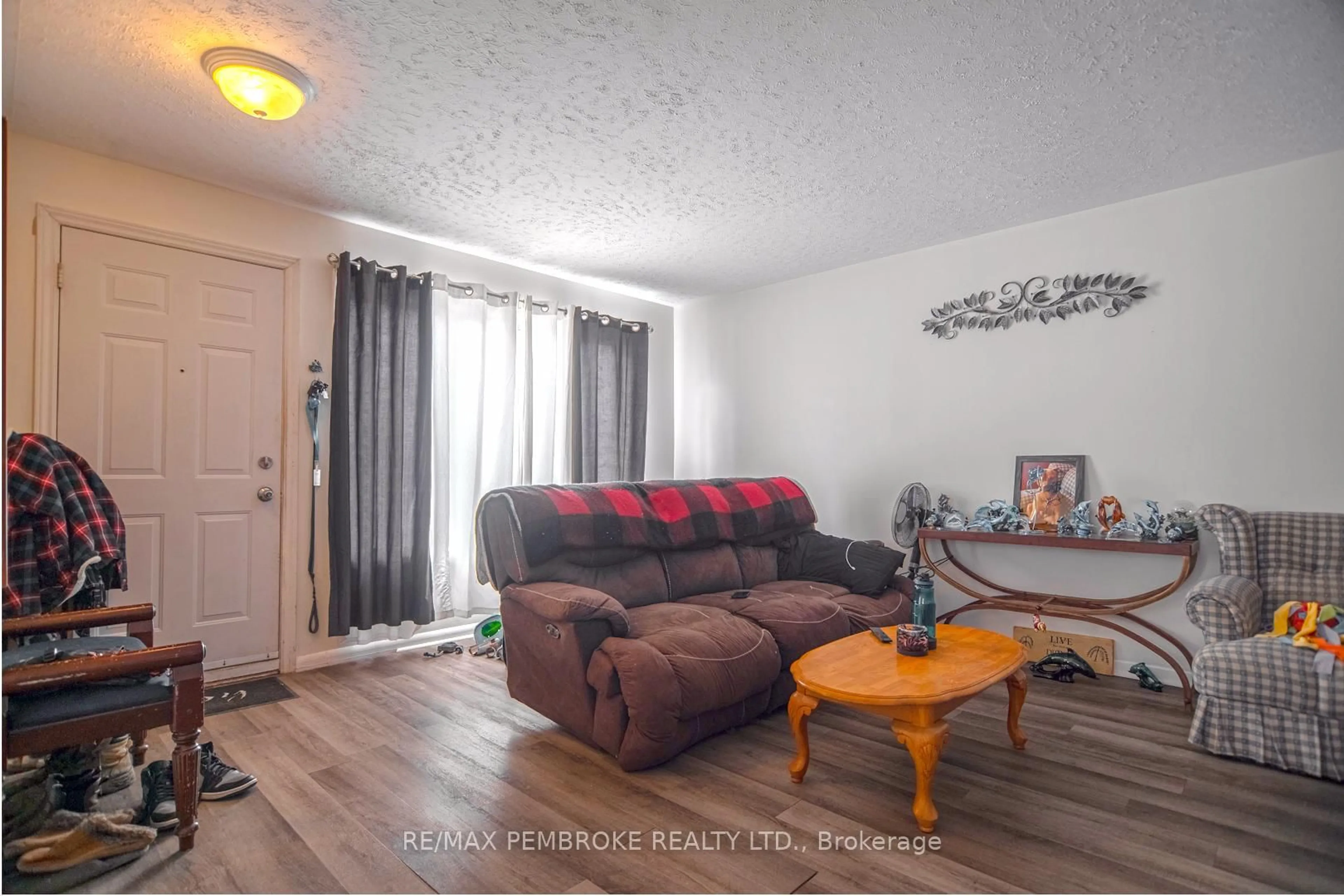 Living room with furniture, unknown for 773 Leahey St, Pembroke Ontario K8A 1B5
