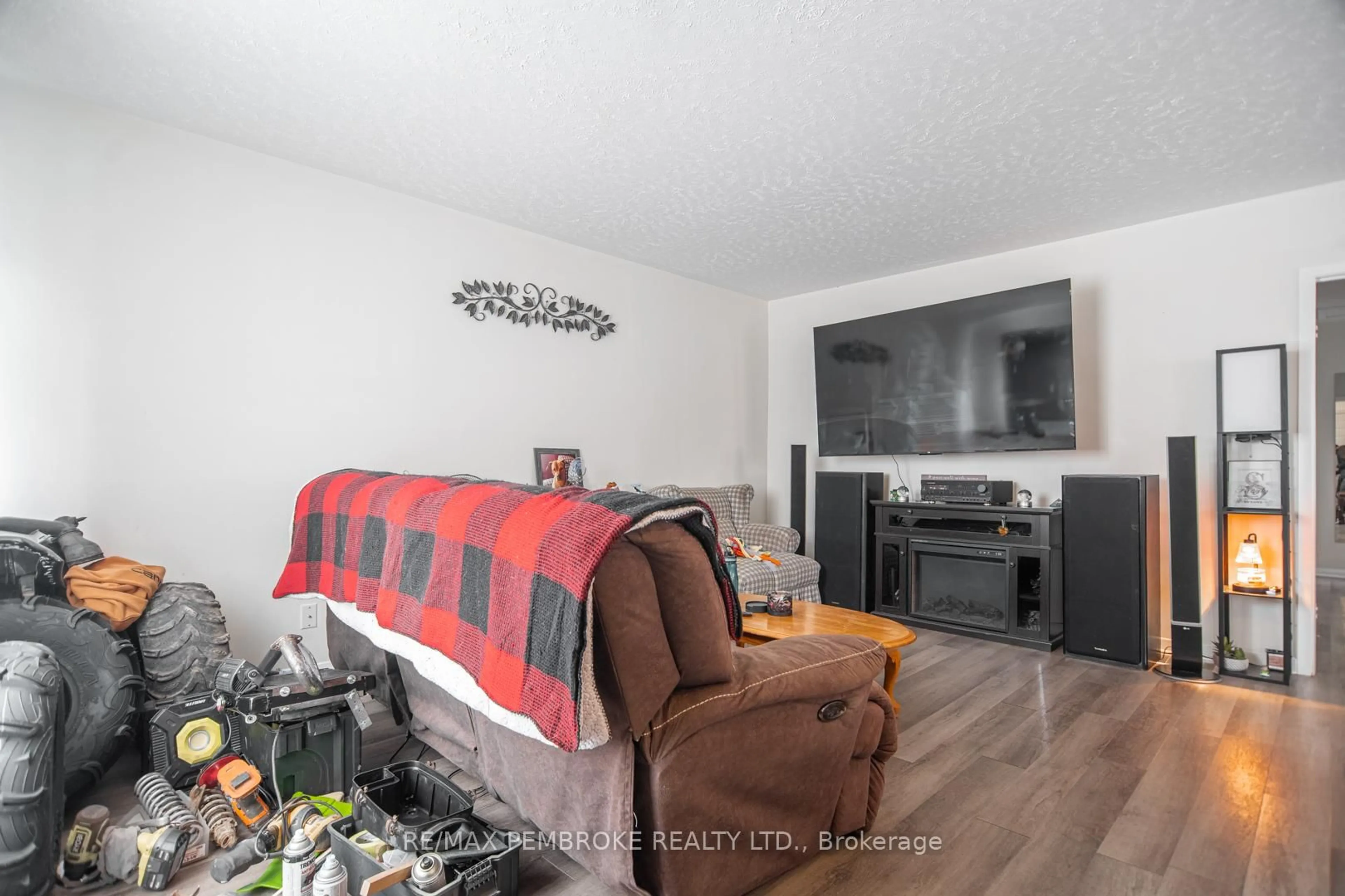 Living room with furniture, wood/laminate floor for 773 Leahey St, Pembroke Ontario K8A 1B5