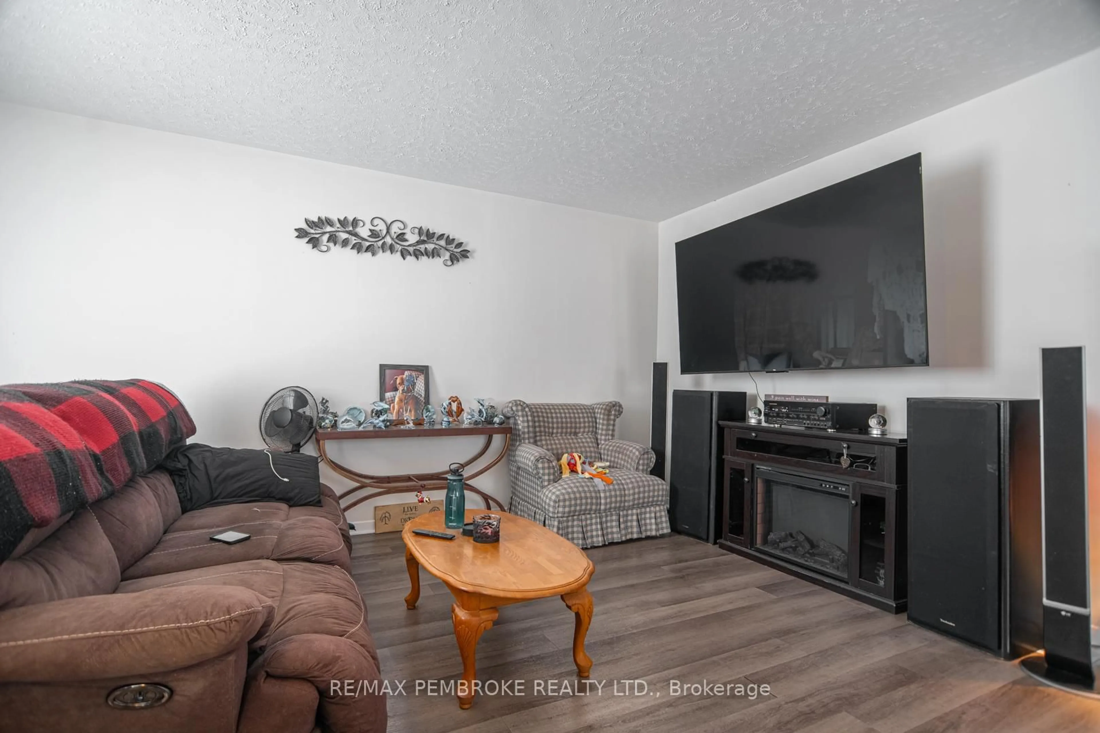 Living room with furniture, wood/laminate floor for 773 Leahey St, Pembroke Ontario K8A 1B5