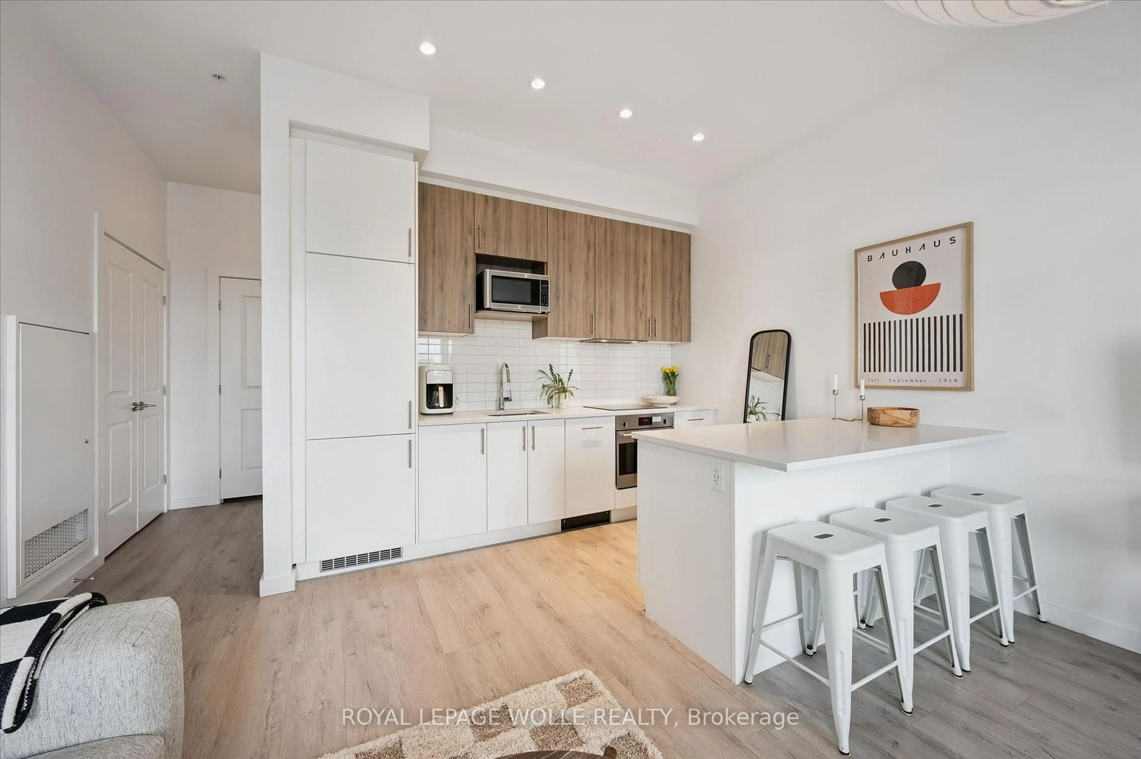 Open concept kitchen, wood/laminate floor for 181 King St #1511, Waterloo Ontario N2G 1A7