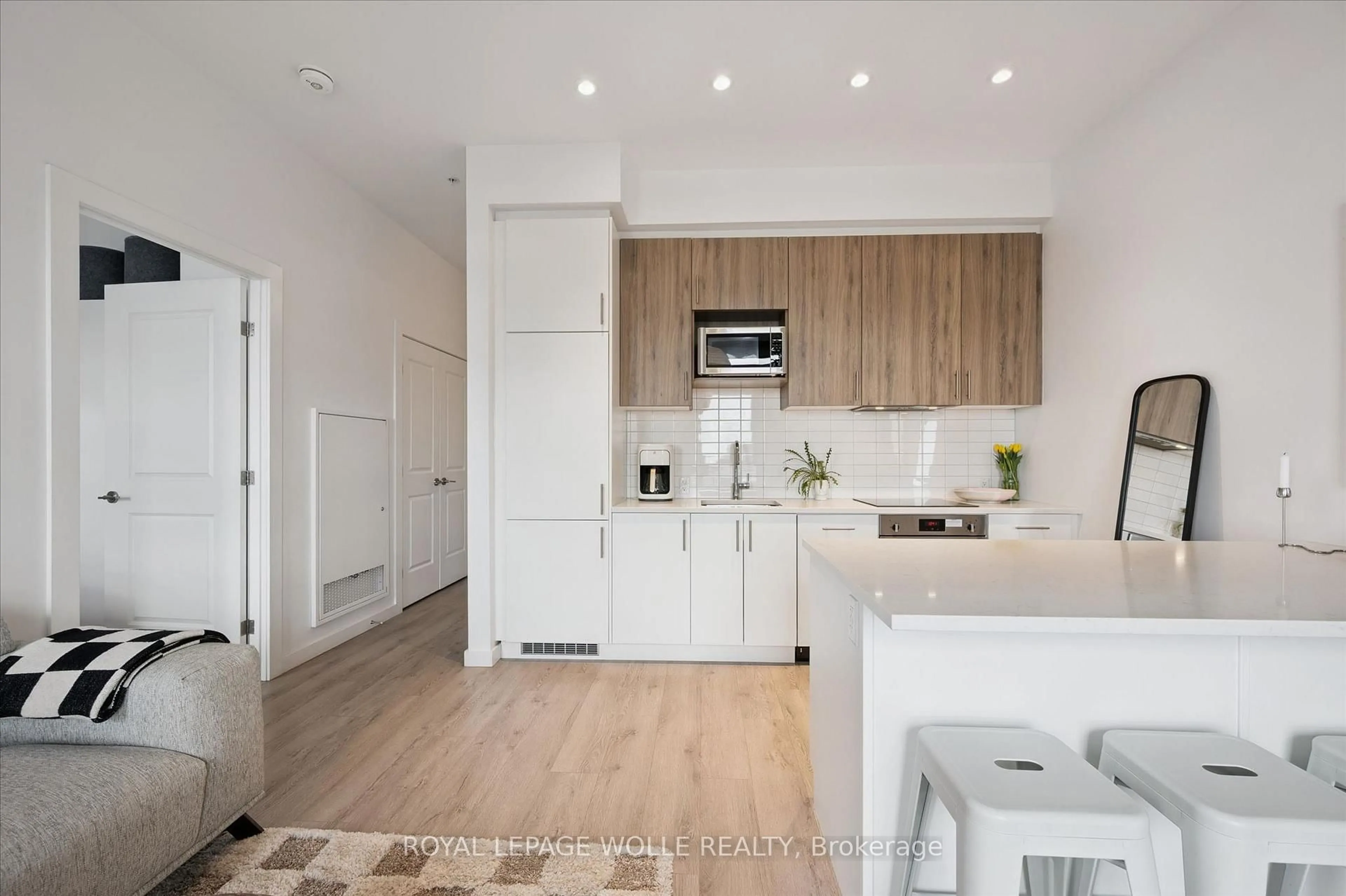 Open concept kitchen, wood/laminate floor for 181 King St #1511, Waterloo Ontario N2G 1A7