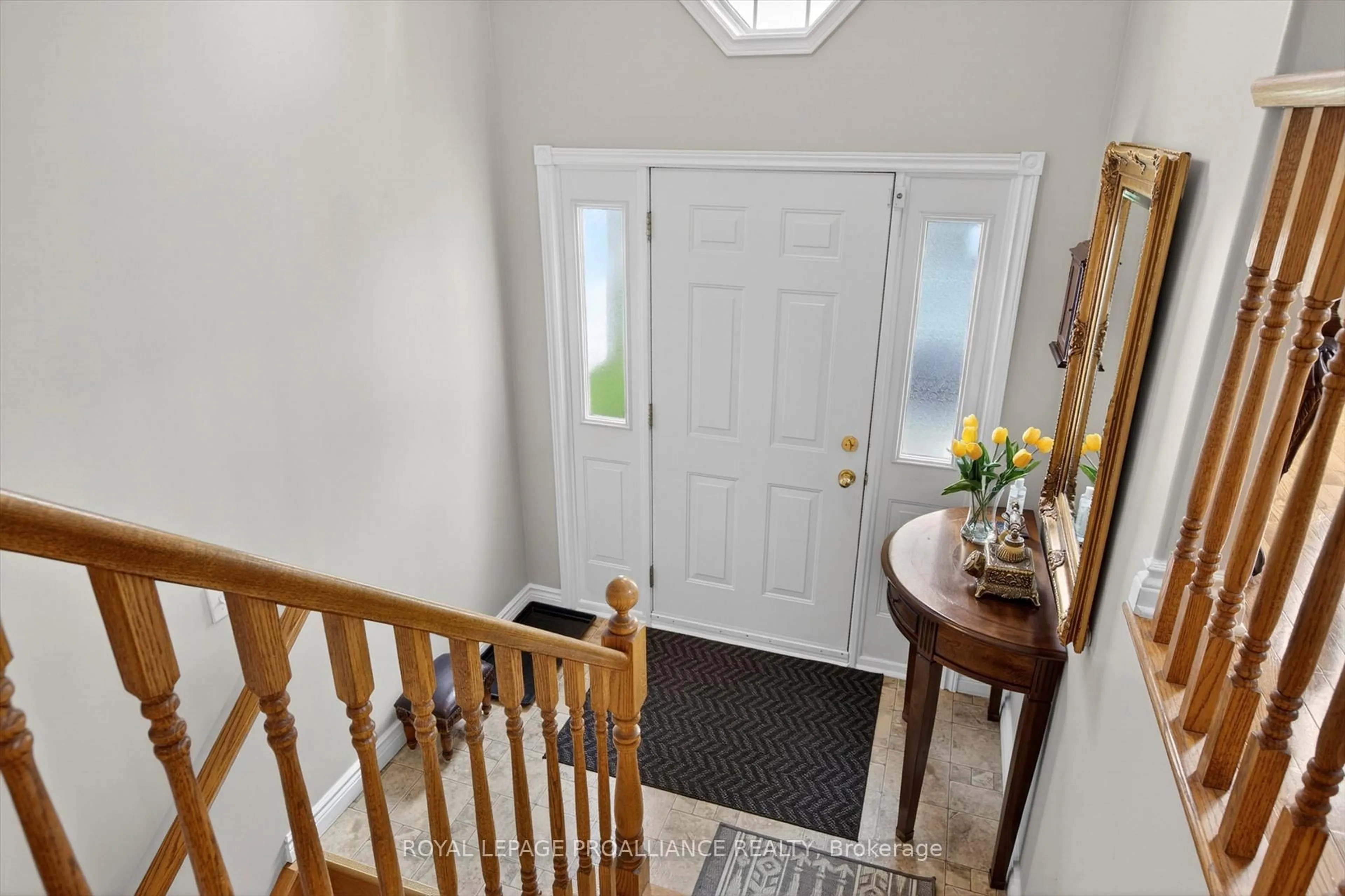 Indoor foyer for 1084 Afton Rd, Peterborough Ontario K9J 8L2