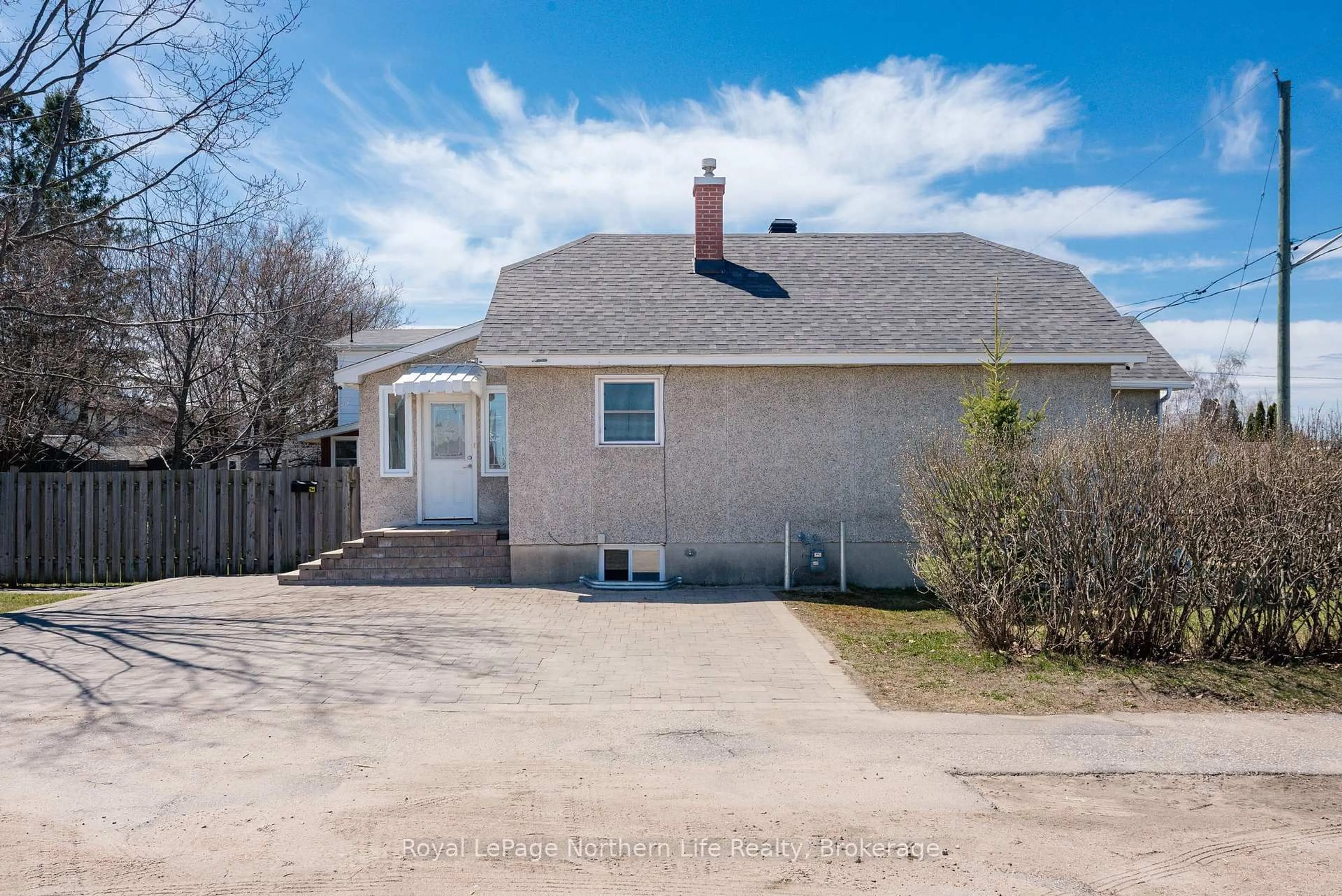 A pic from outside/outdoor area/front of a property/back of a property/a pic from drone, street for 1093 Regina St, North Bay Ontario P1B 2K8