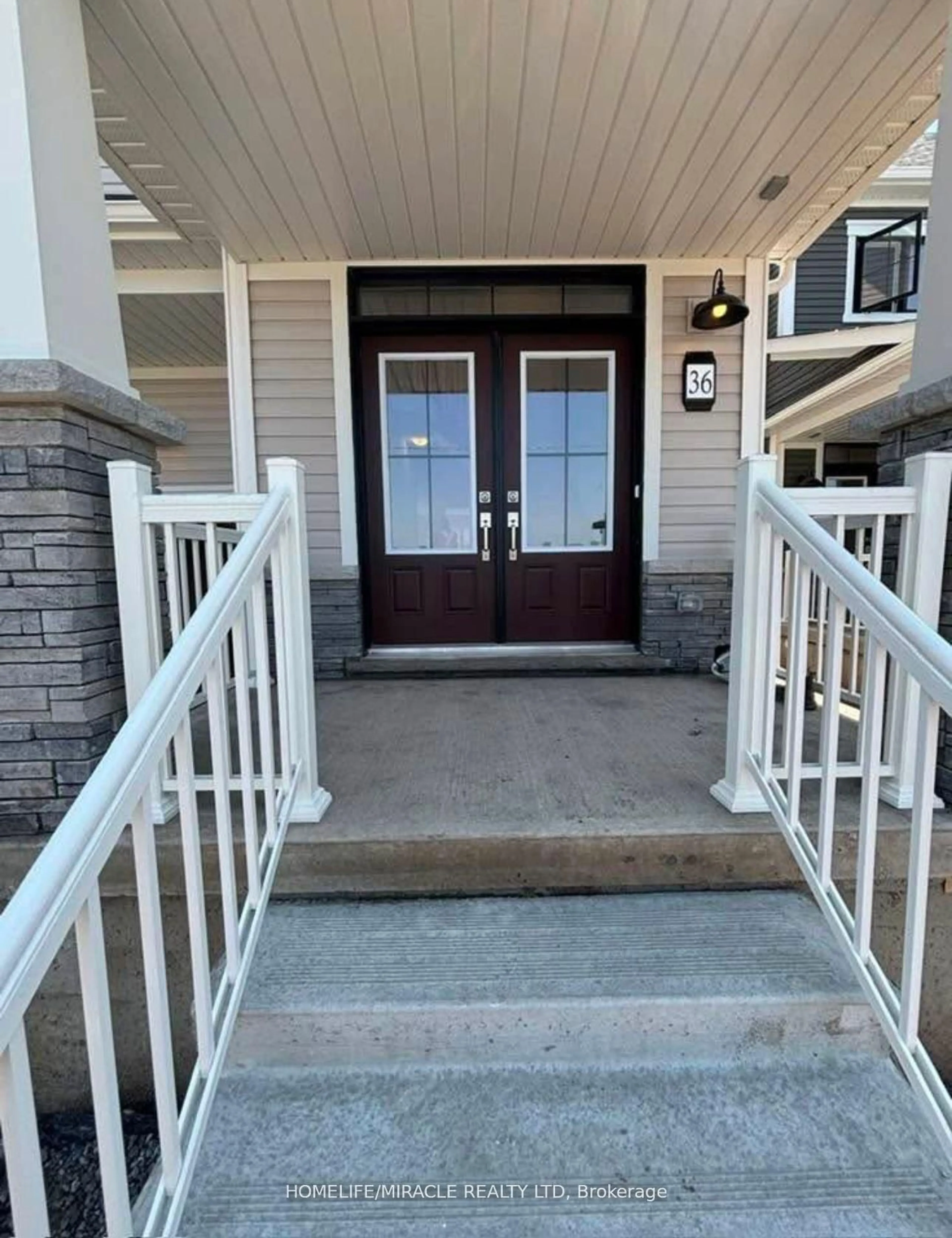 Indoor entryway for 36 Port Cres, Welland Ontario L3B 0N2