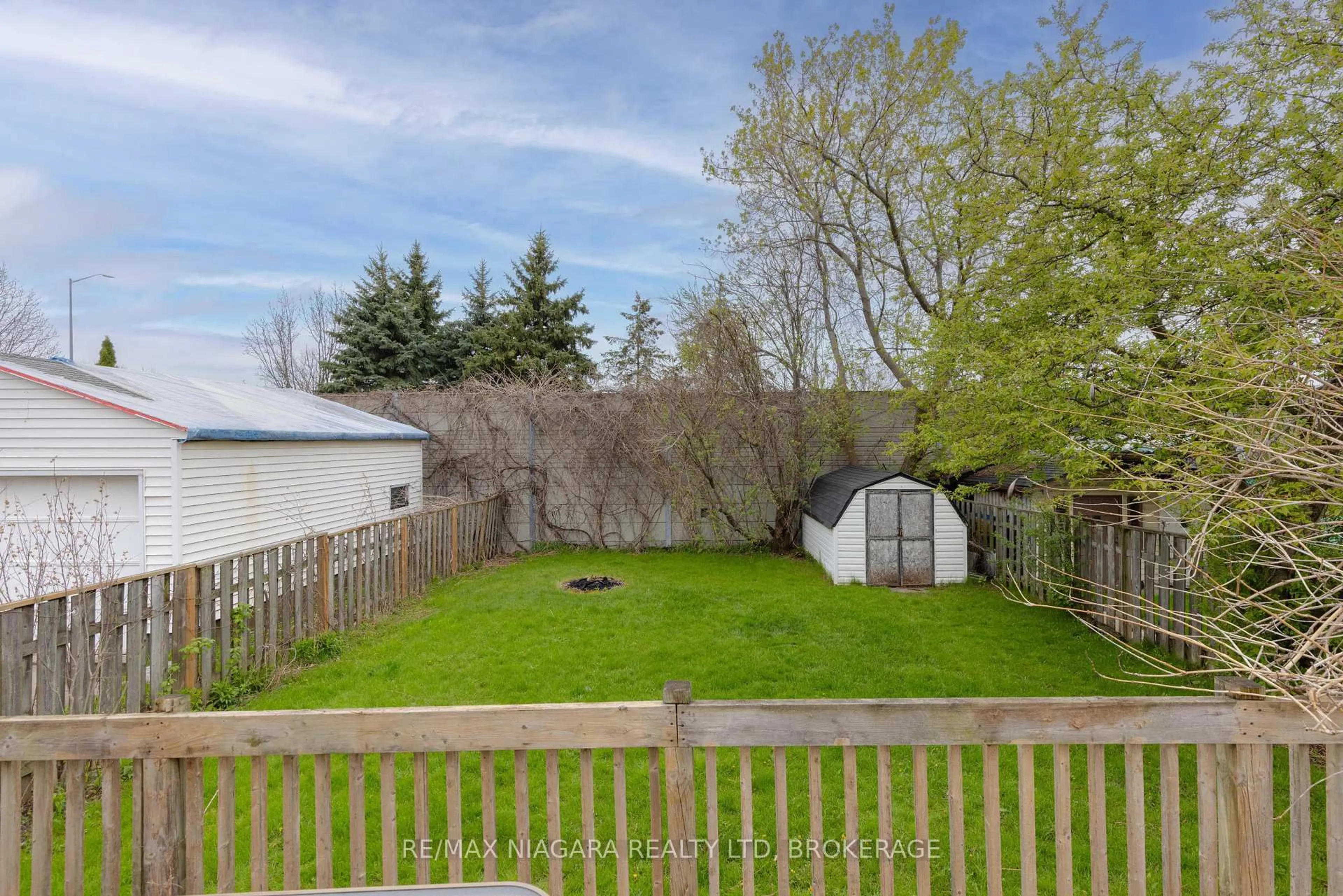A pic from outside/outdoor area/front of a property/back of a property/a pic from drone, forest/trees view for 6407 Frederica St, Niagara Falls Ontario L2G 1C5