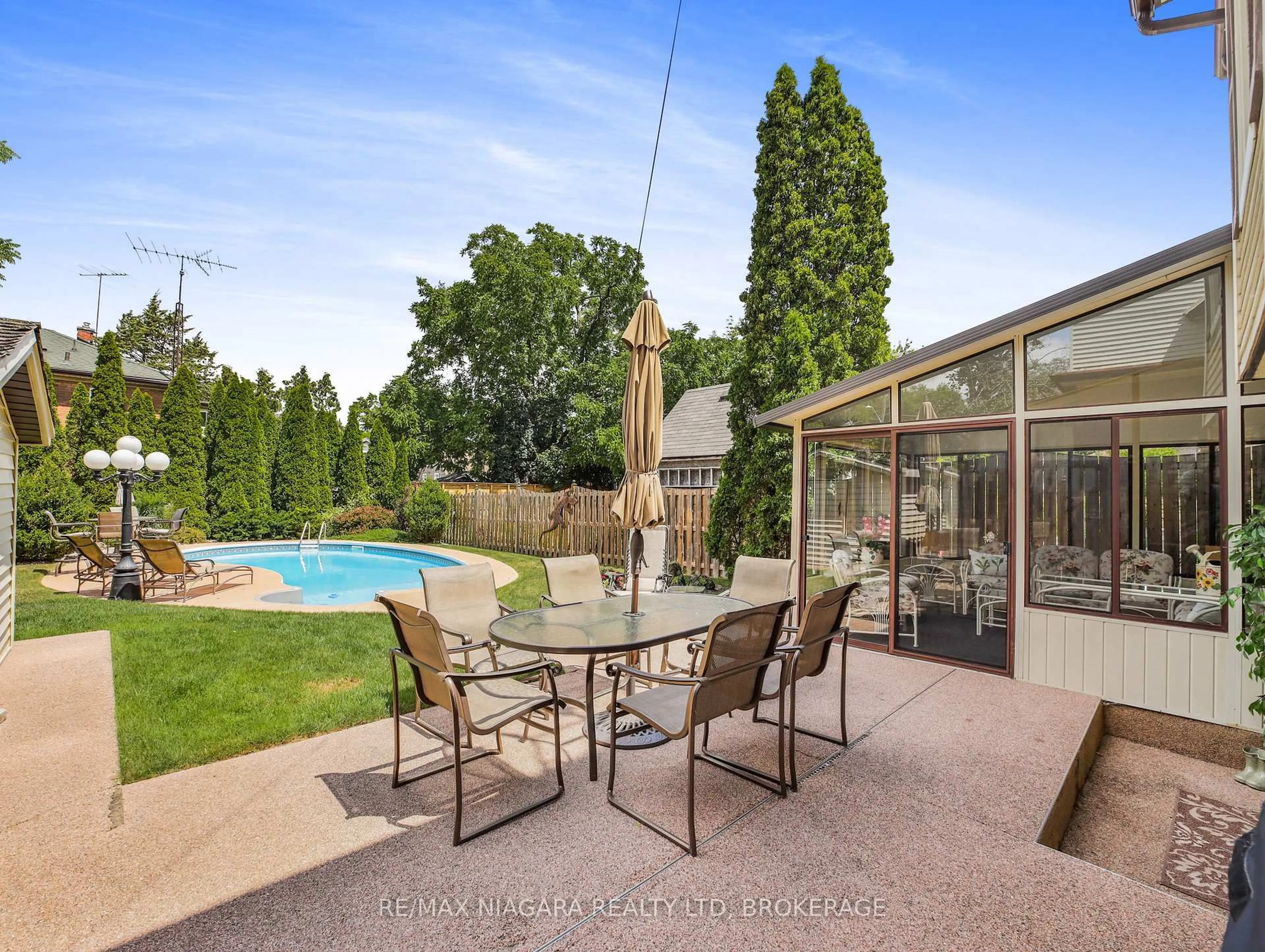 Patio, water/lake/river/ocean view for 5079 Armoury St, Niagara Falls Ontario L2E 1T3