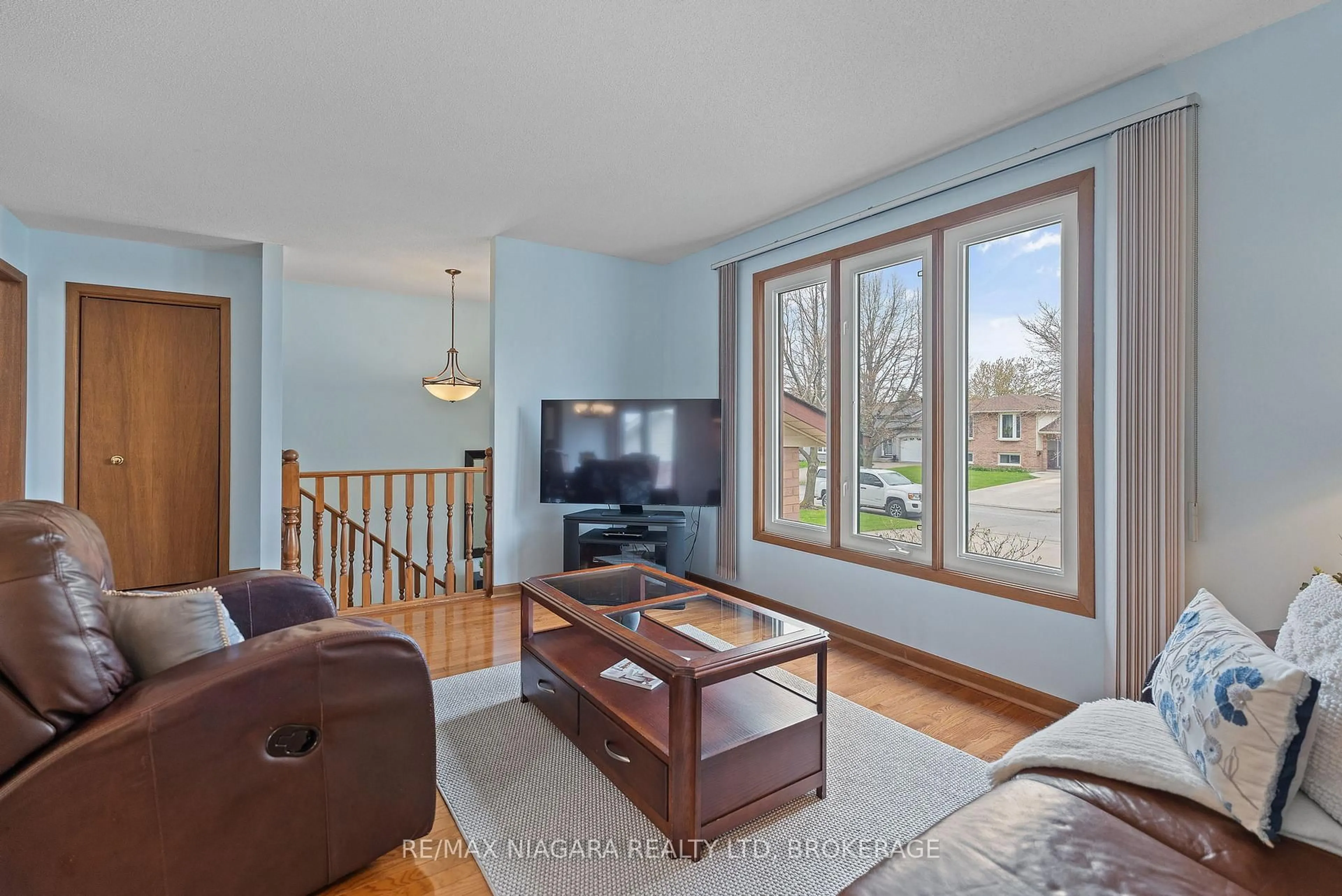 Living room with furniture, wood/laminate floor for 13 Cornwell Circ, St. Catharines Ontario L2S 3C4