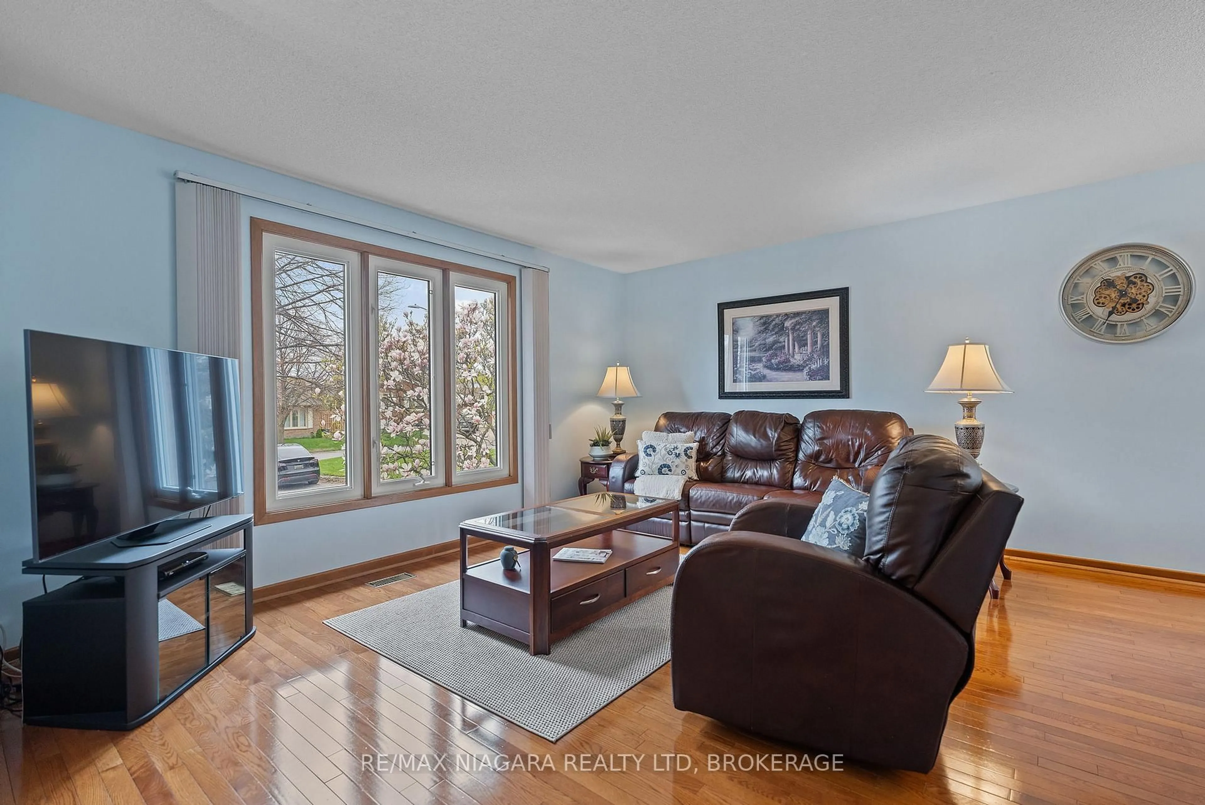 Living room with furniture, unknown for 13 Cornwell Circ, St. Catharines Ontario L2S 3C4
