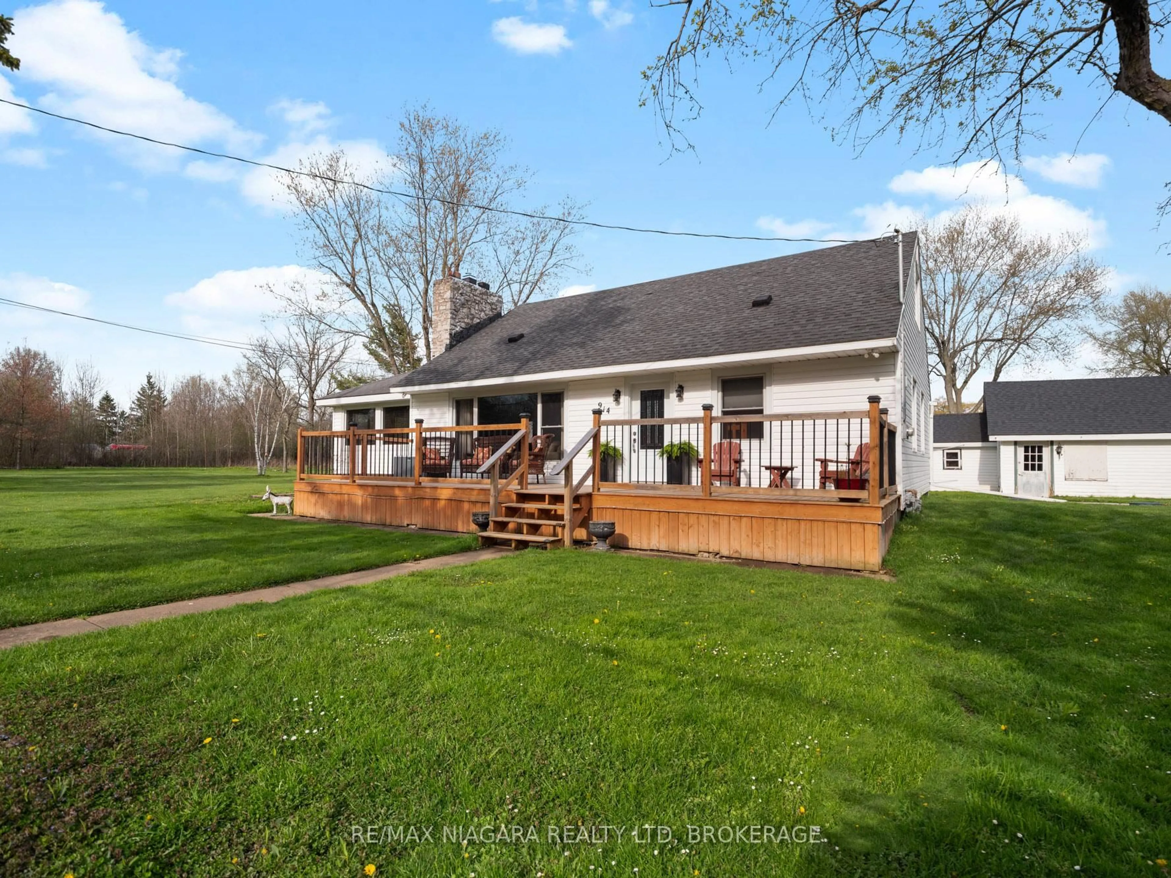 A pic from outside/outdoor area/front of a property/back of a property/a pic from drone, unknown for 914 Oakhill Blvd, Fort Erie Ontario L0S 1N0