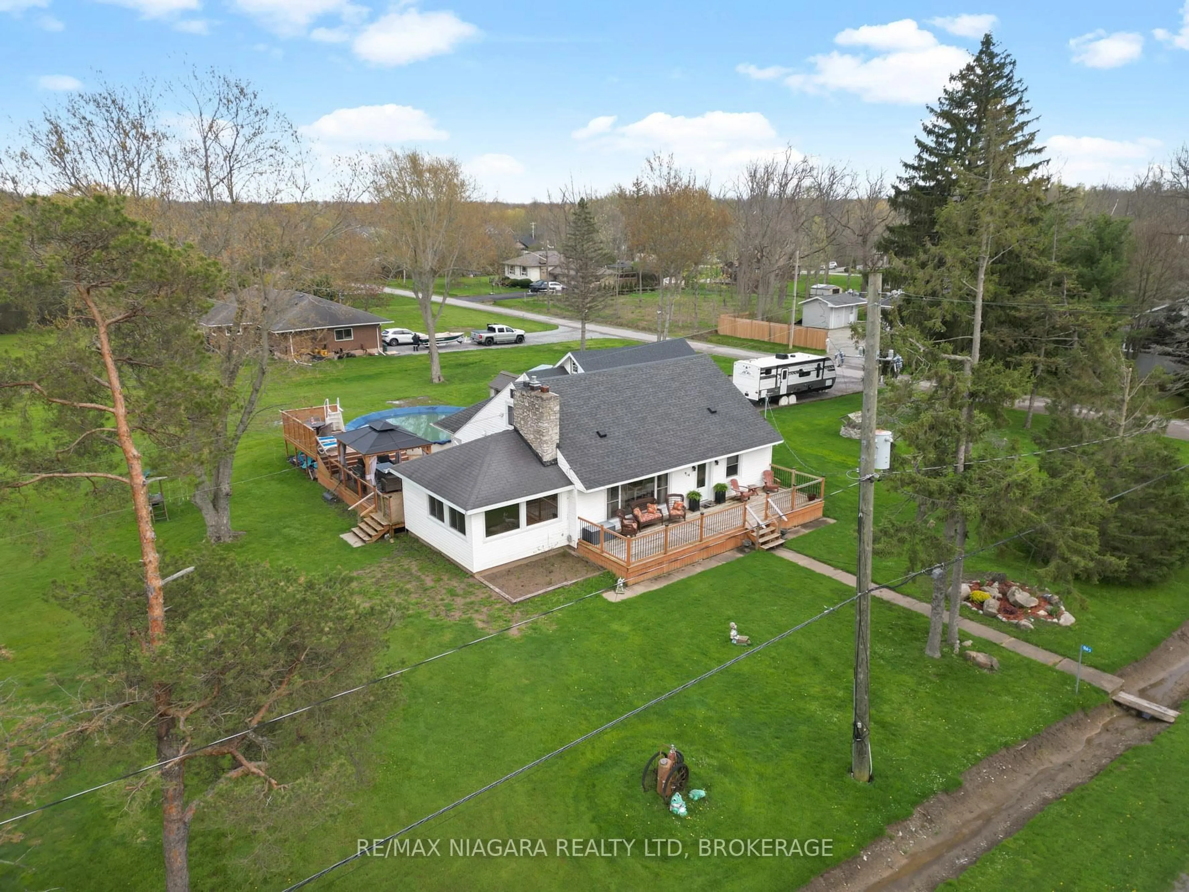 A pic from outside/outdoor area/front of a property/back of a property/a pic from drone, mountain view for 914 Oakhill Blvd, Fort Erie Ontario L0S 1N0