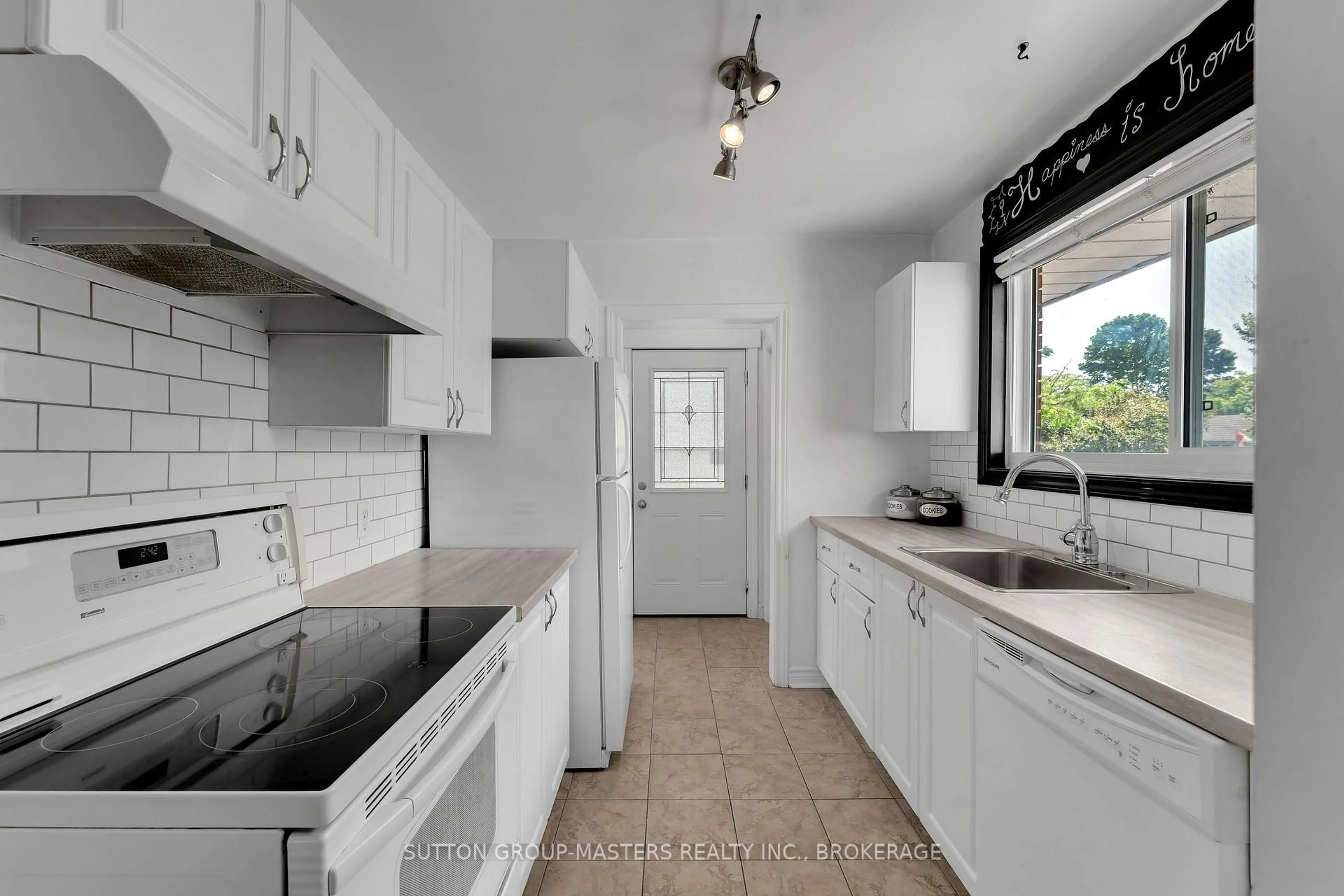 Standard kitchen, ceramic/tile floor for 40 Crescent Dr, Kingston Ontario K7M 4J5