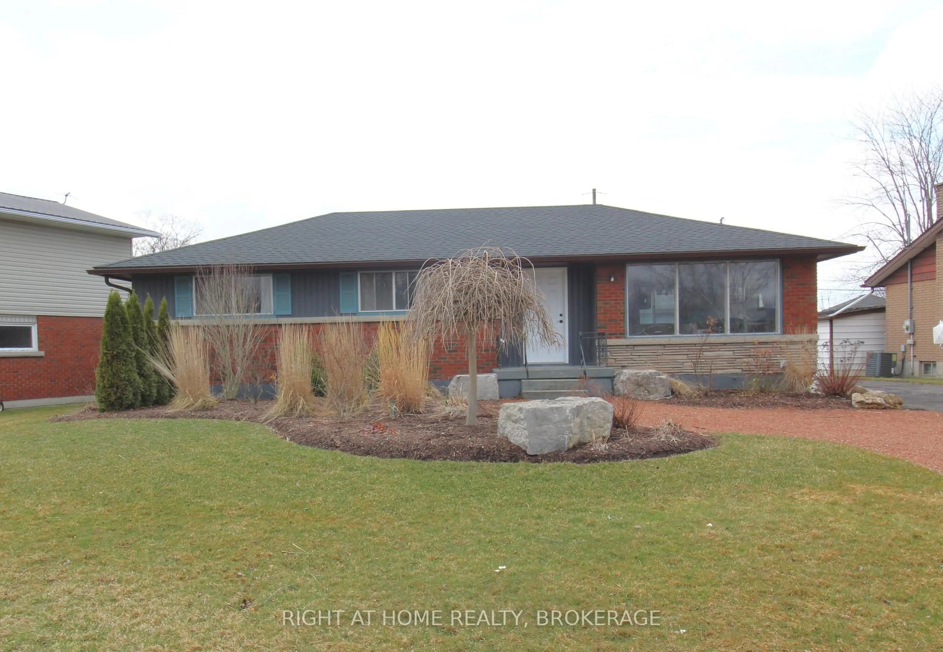 A pic from outside/outdoor area/front of a property/back of a property/a pic from drone, unknown for 105 Glenwood Pkwy, Welland Ontario L3B 5M7
