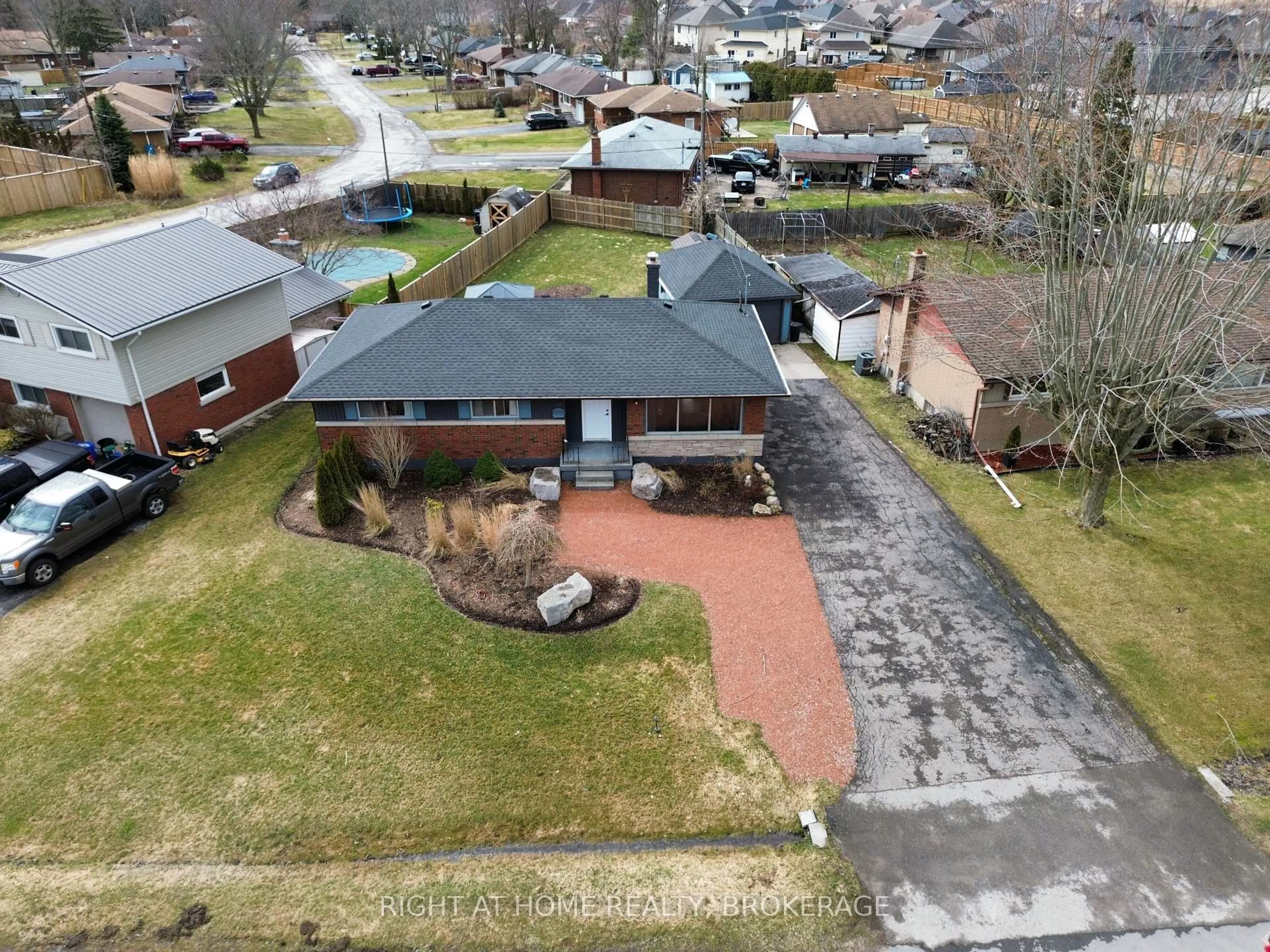 A pic from outside/outdoor area/front of a property/back of a property/a pic from drone, street for 105 Glenwood Pkwy, Welland Ontario L3B 5M7