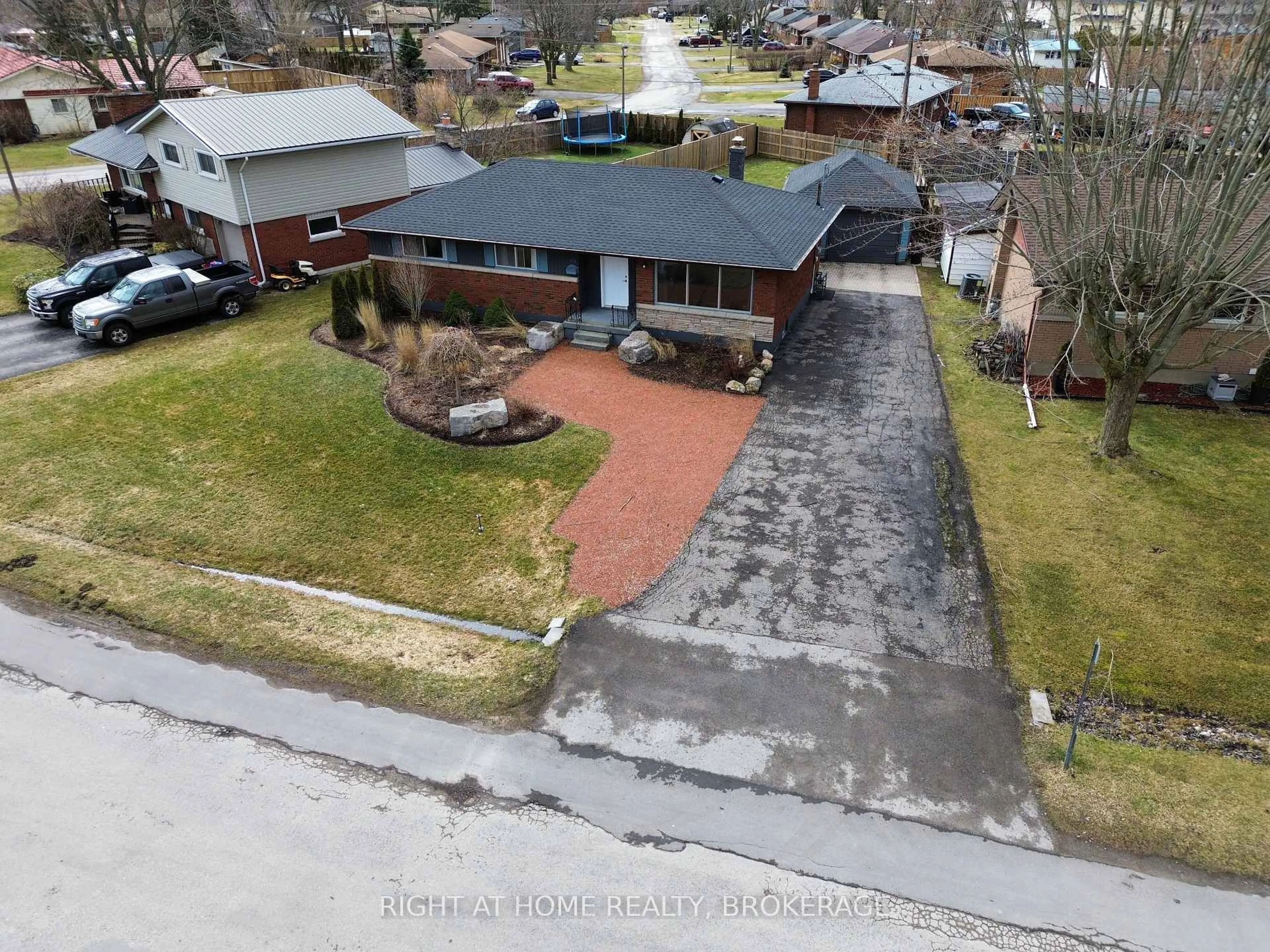 A pic from outside/outdoor area/front of a property/back of a property/a pic from drone, street for 105 Glenwood Pkwy, Welland Ontario L3B 5M7