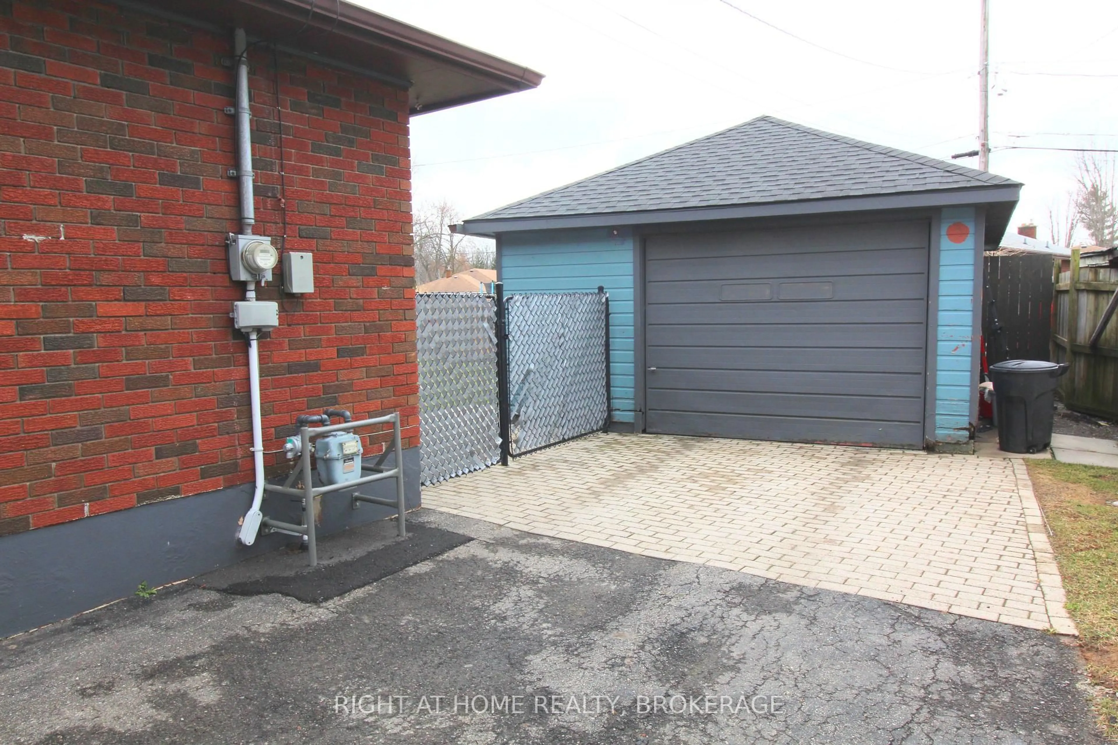 A pic from outside/outdoor area/front of a property/back of a property/a pic from drone, street for 105 Glenwood Pkwy, Welland Ontario L3B 5M7
