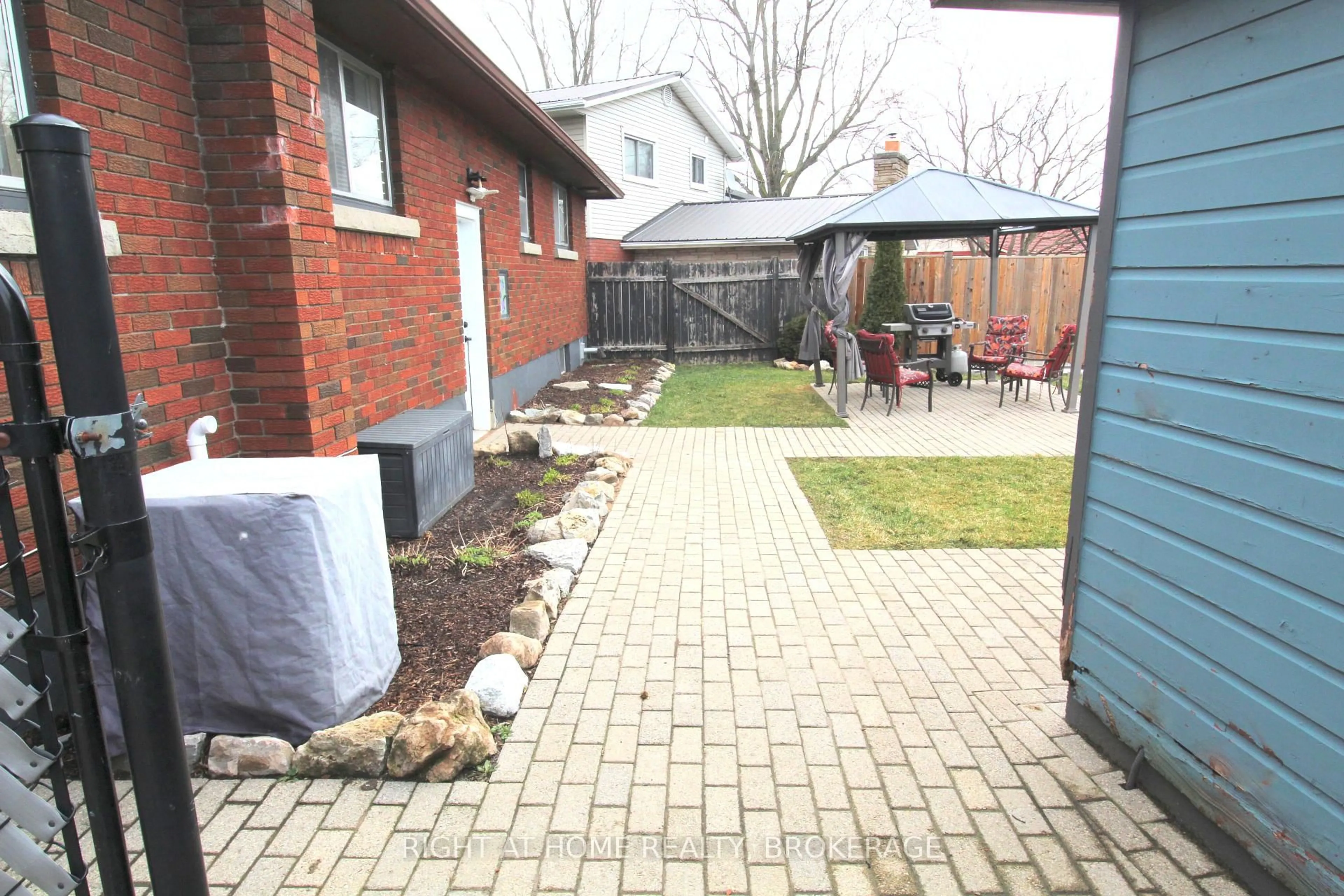 Patio, street for 105 Glenwood Pkwy, Welland Ontario L3B 5M7