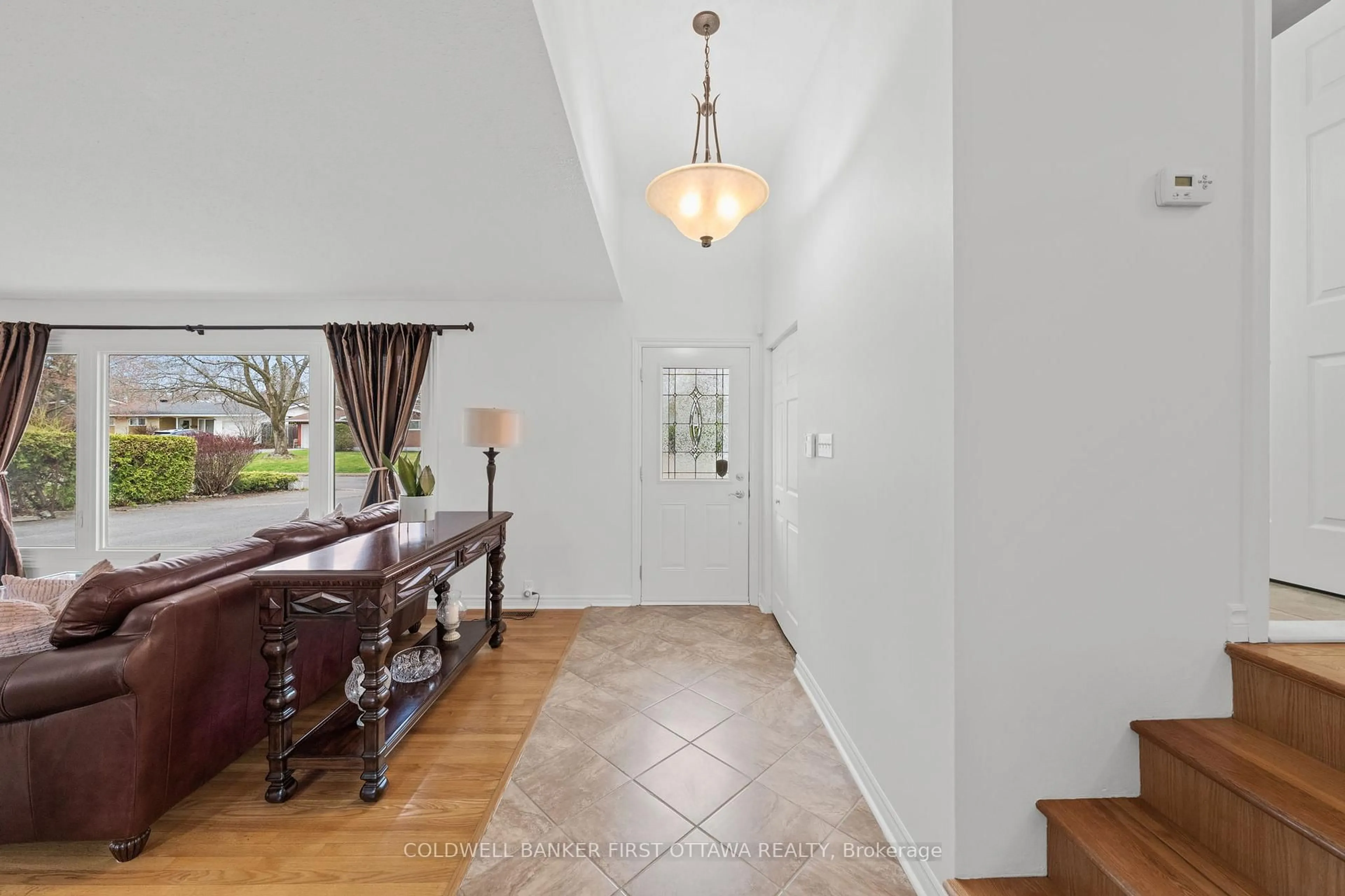 Indoor entryway for 18 Tiverton Dr, Ottawa Ontario K2E 6L5