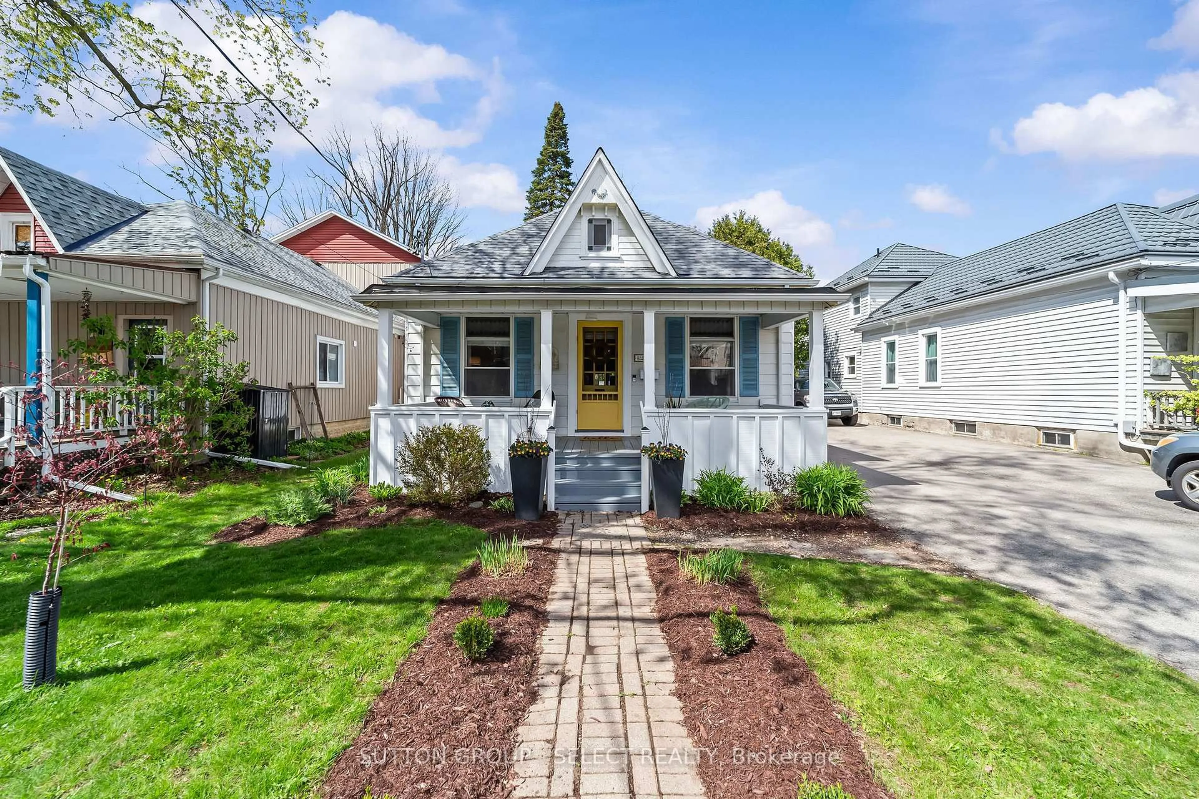 Home with vinyl exterior material, street for 482 Emery St, London South Ontario N6C 2E8