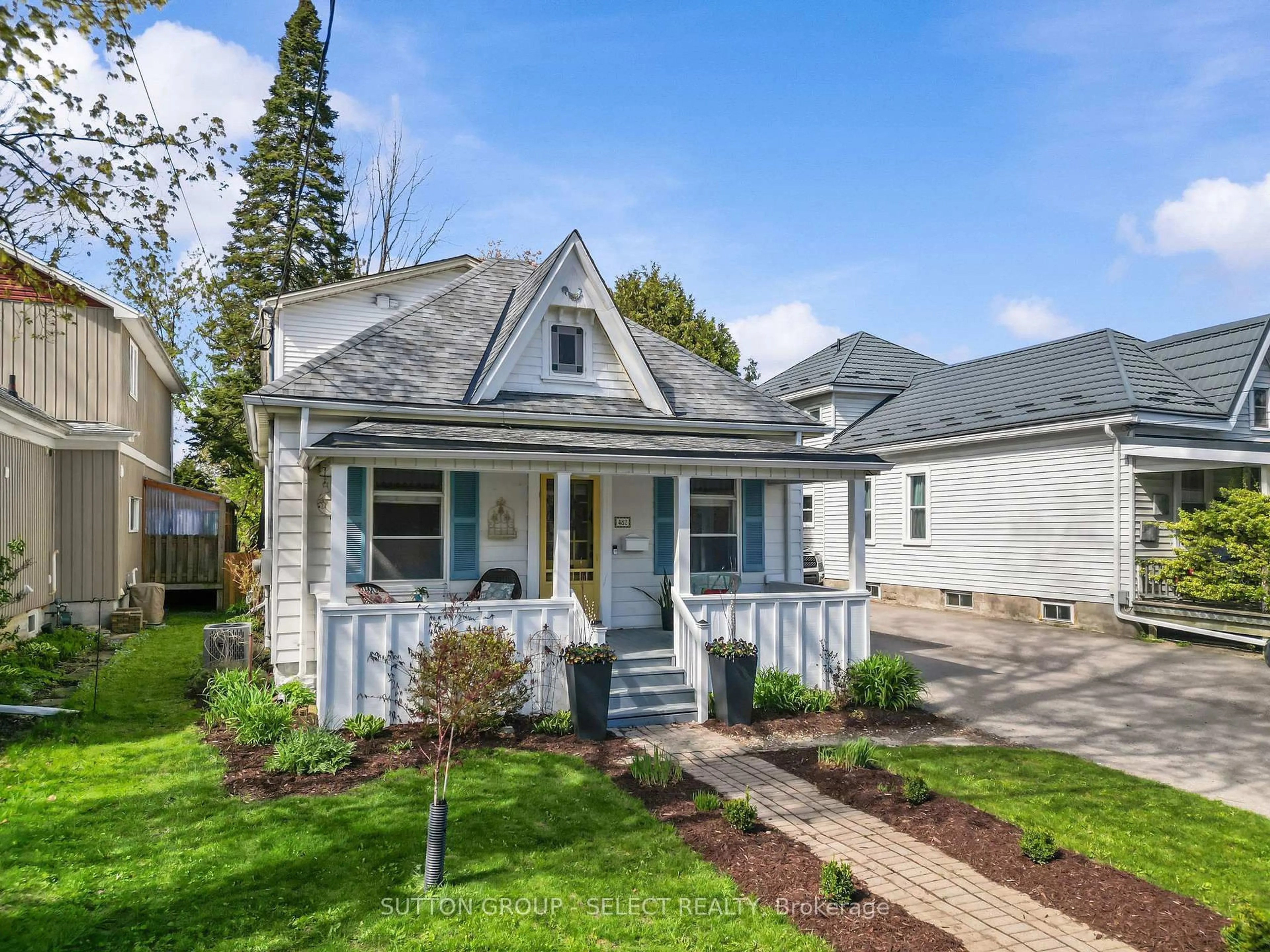 Home with vinyl exterior material, street for 482 Emery St, London South Ontario N6C 2E8