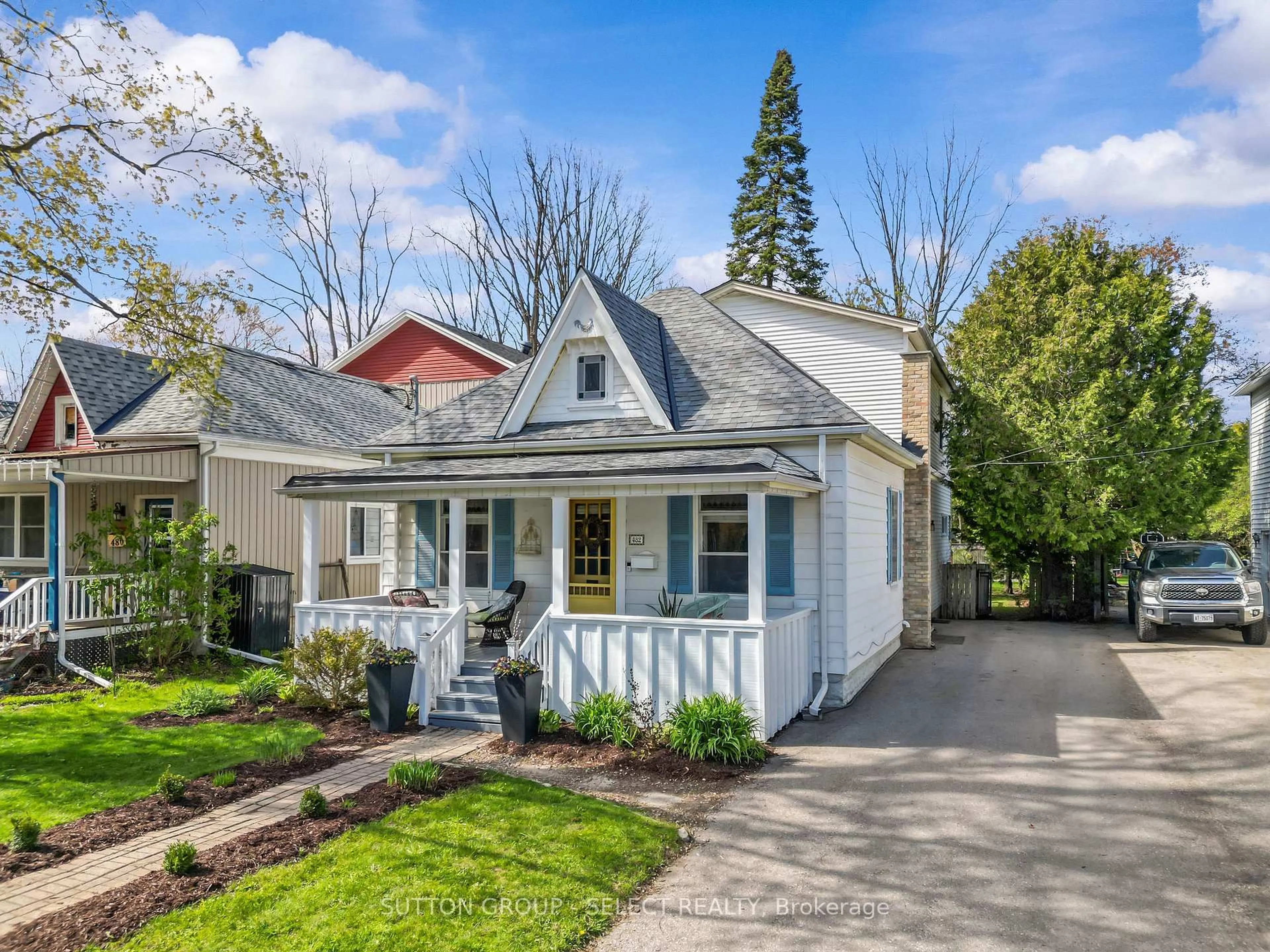 Home with vinyl exterior material, street for 482 Emery St, London South Ontario N6C 2E8