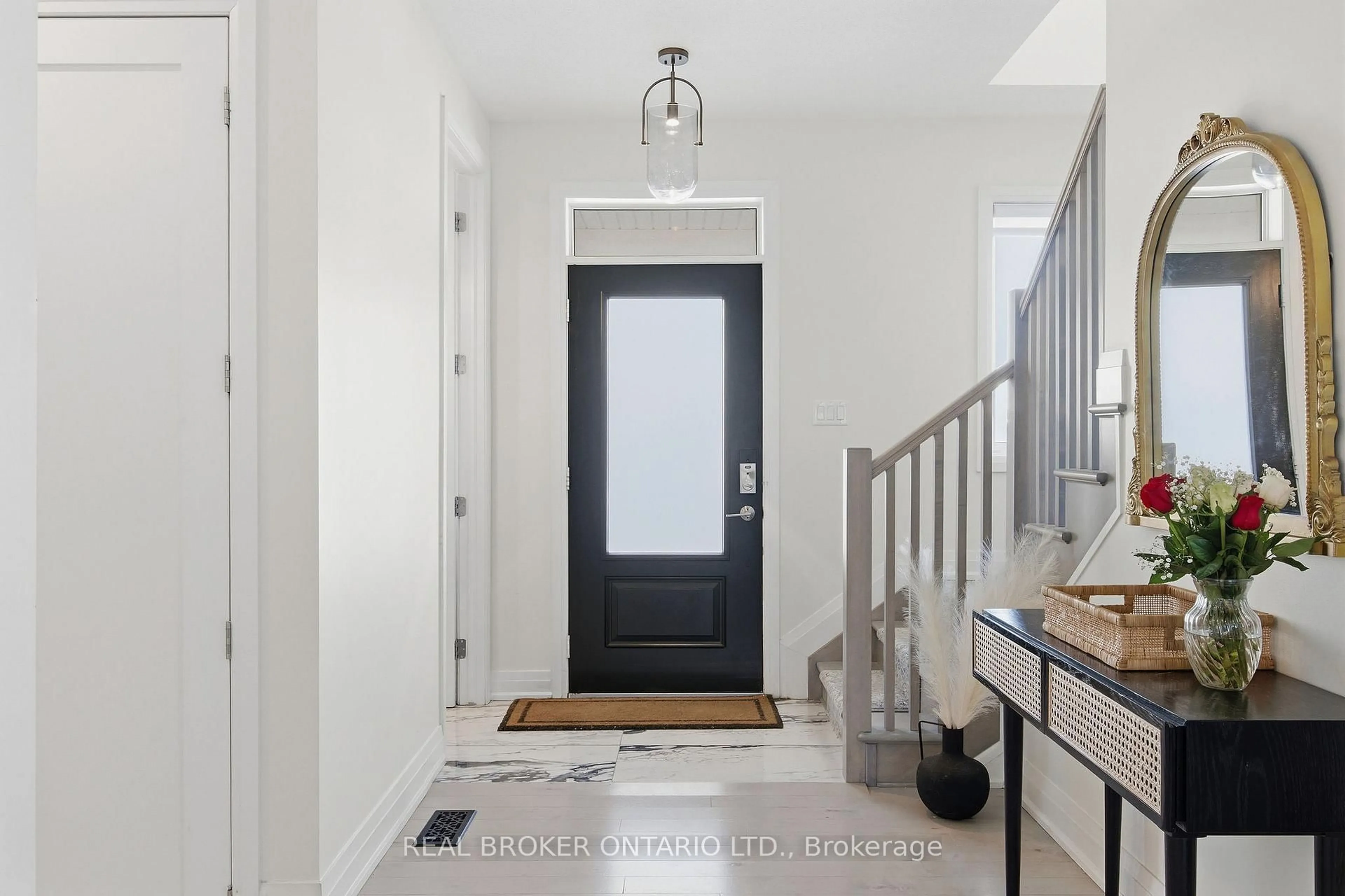 Indoor entryway for 358 Lamarche Ave, Ottawa Ontario K1W 0N2