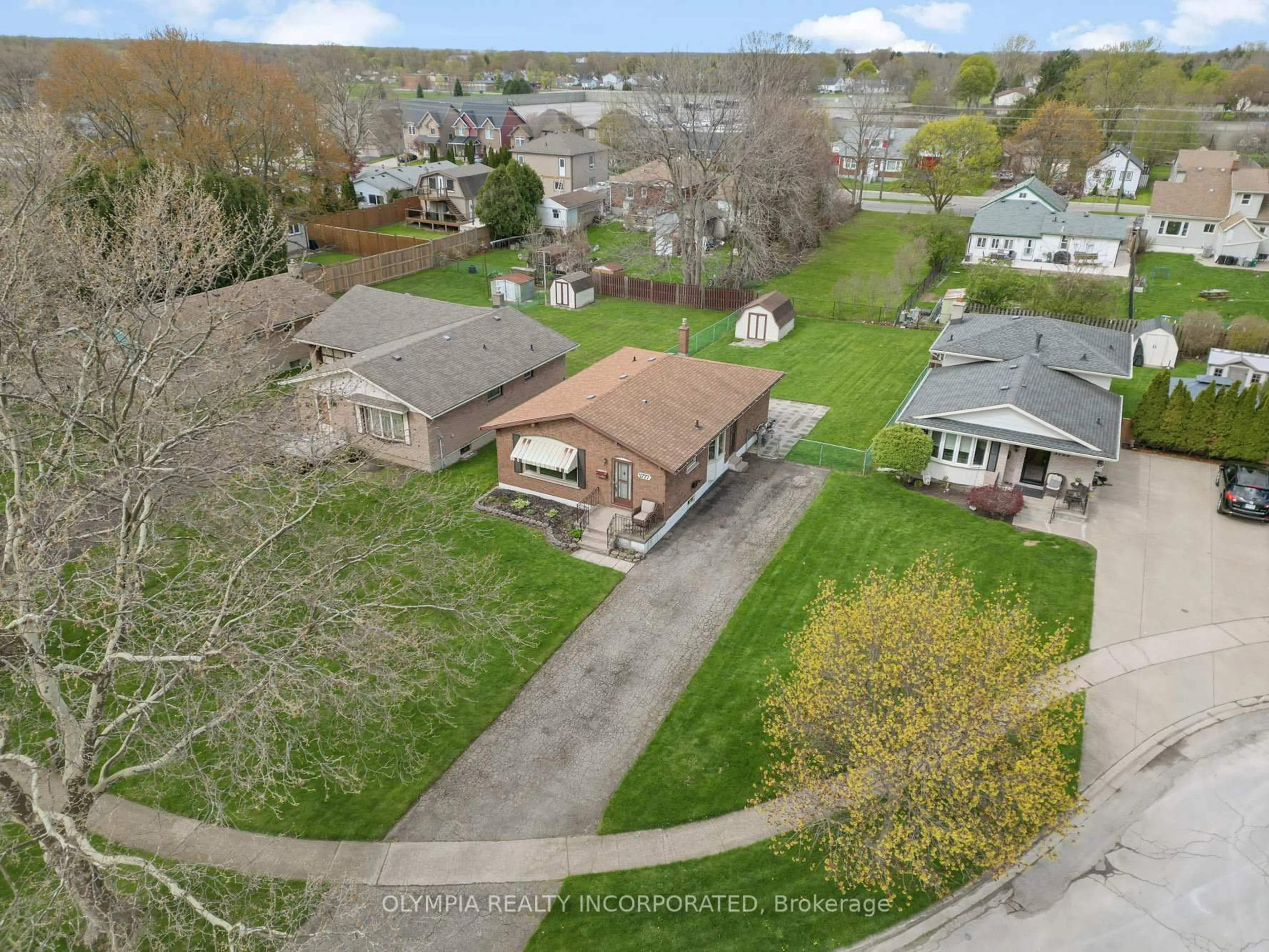 A pic from outside/outdoor area/front of a property/back of a property/a pic from drone, street for 5777 Sunnylea Cres, Niagara Falls Ontario L2G 2S1