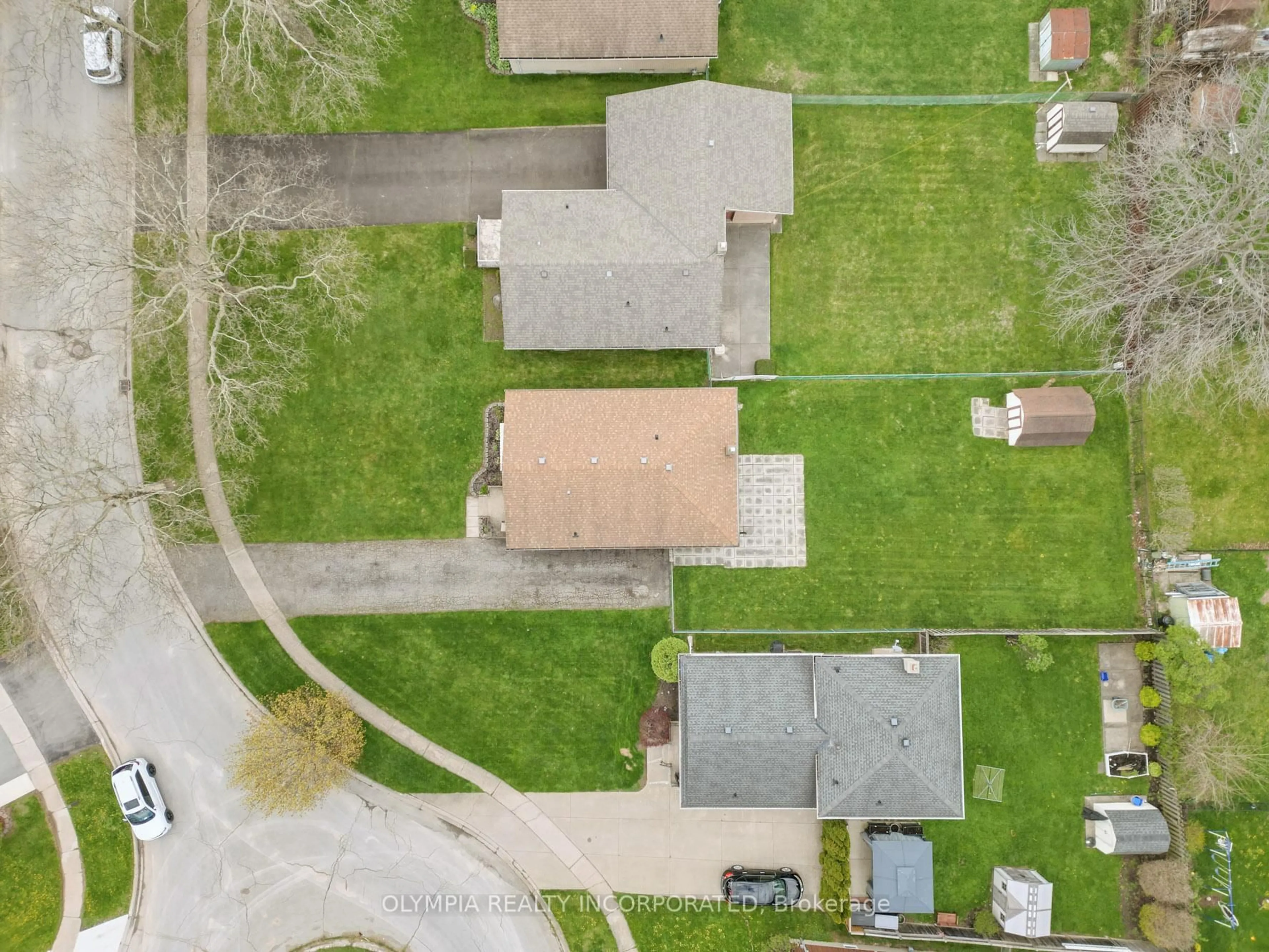 A pic from outside/outdoor area/front of a property/back of a property/a pic from drone, street for 5777 Sunnylea Cres, Niagara Falls Ontario L2G 2S1