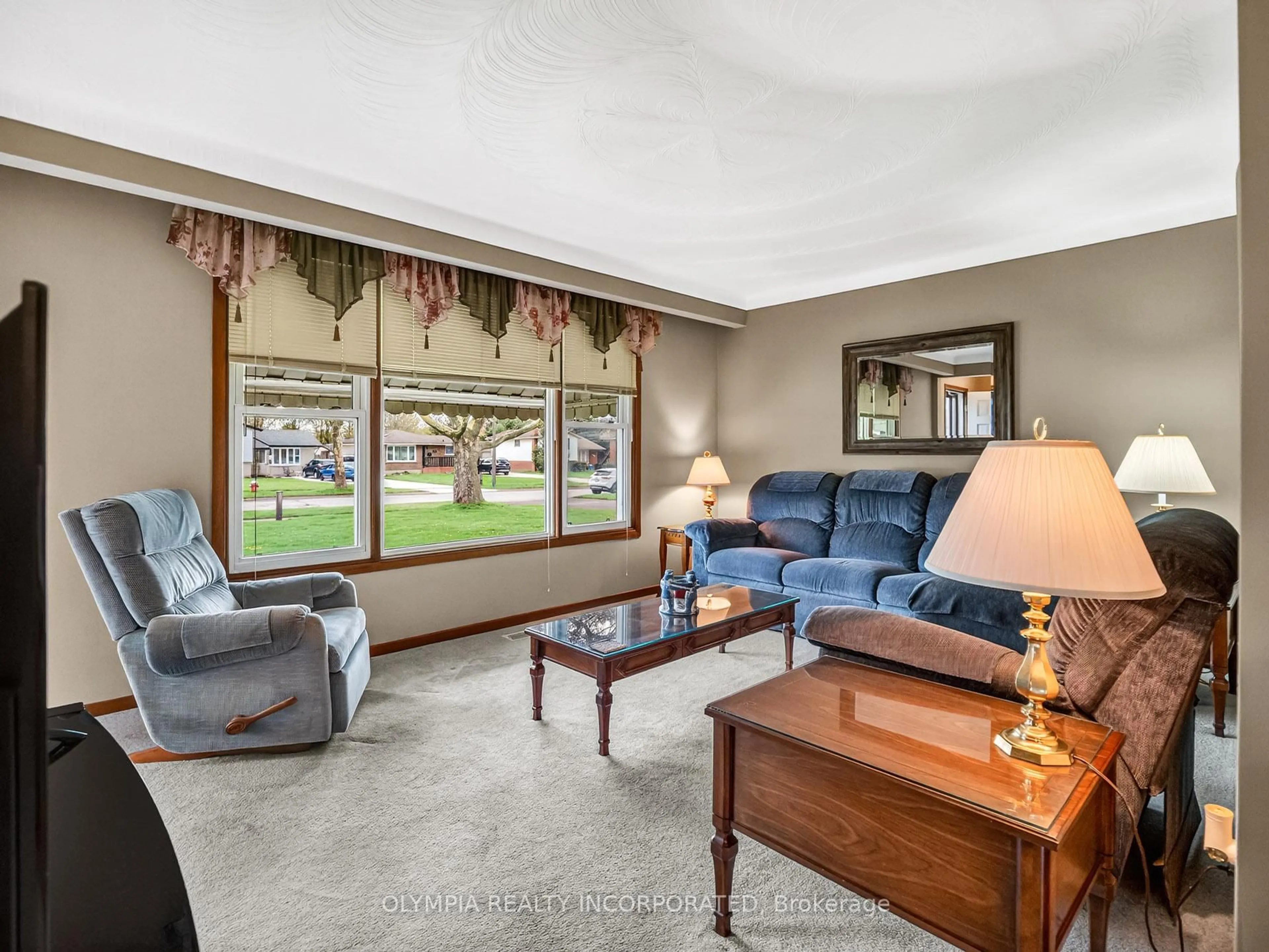 Living room with furniture, unknown for 5777 Sunnylea Cres, Niagara Falls Ontario L2G 2S1