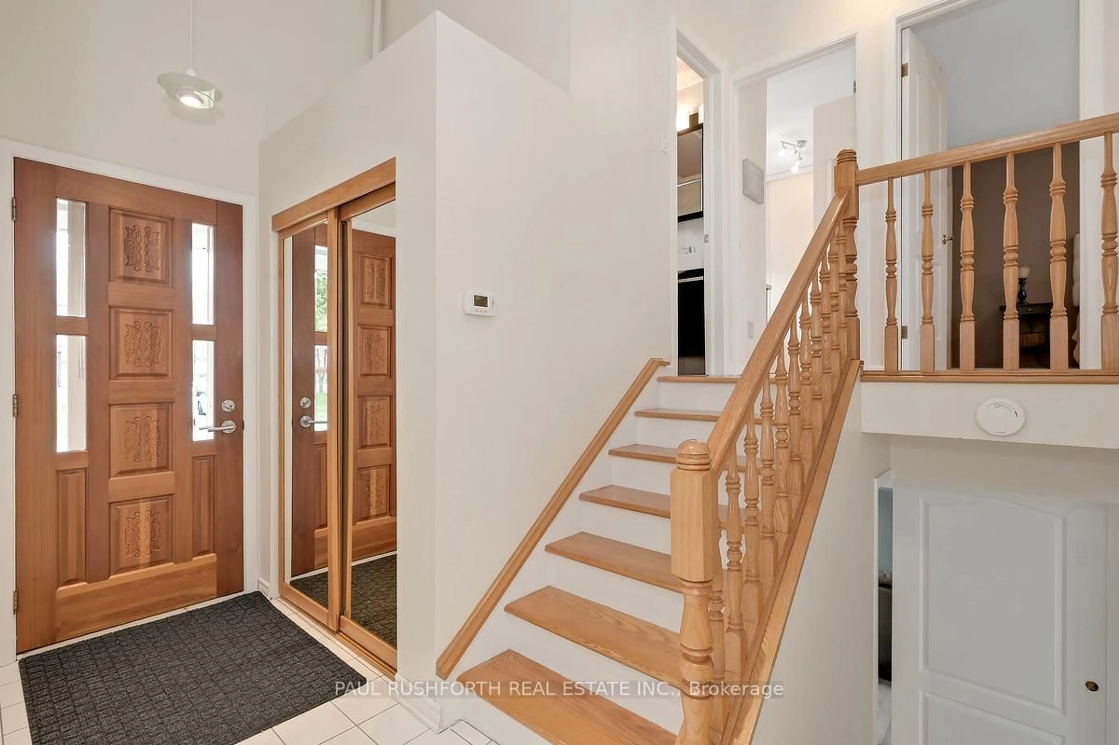 Indoor entryway for 2191 Bickerton Ave, Ottawa Ontario K1J 6Y1