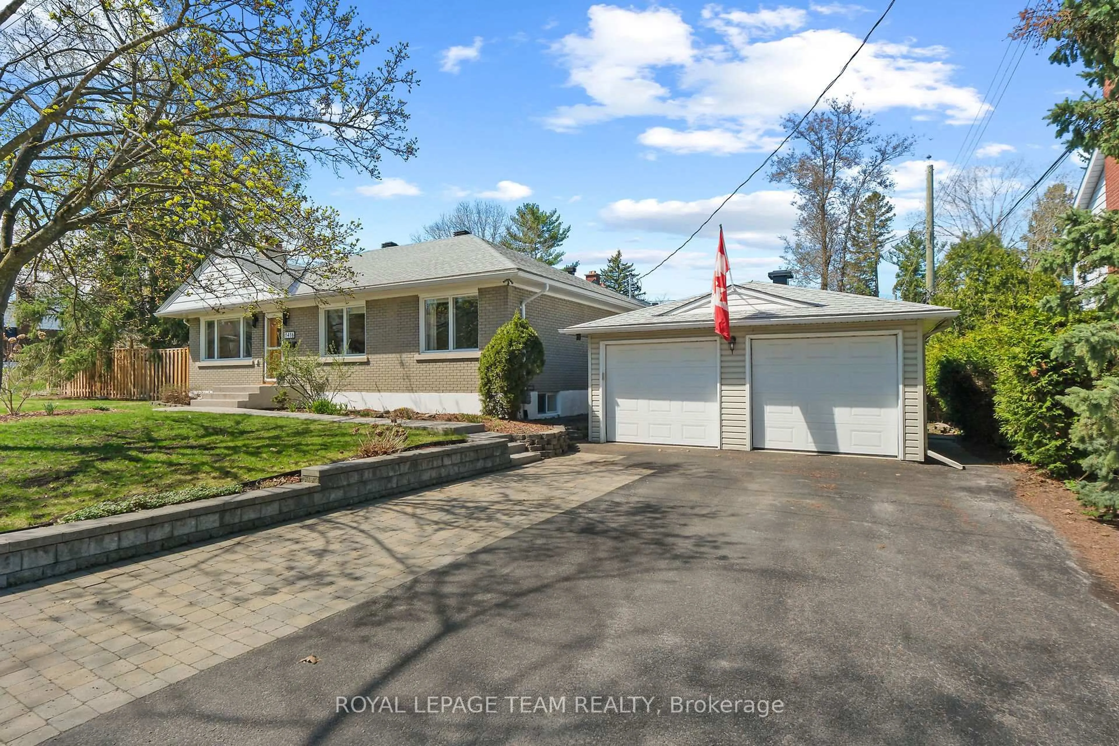 A pic from outside/outdoor area/front of a property/back of a property/a pic from drone, street for 1416 Cavendish Rd, Ottawa Ontario K1H 6C2