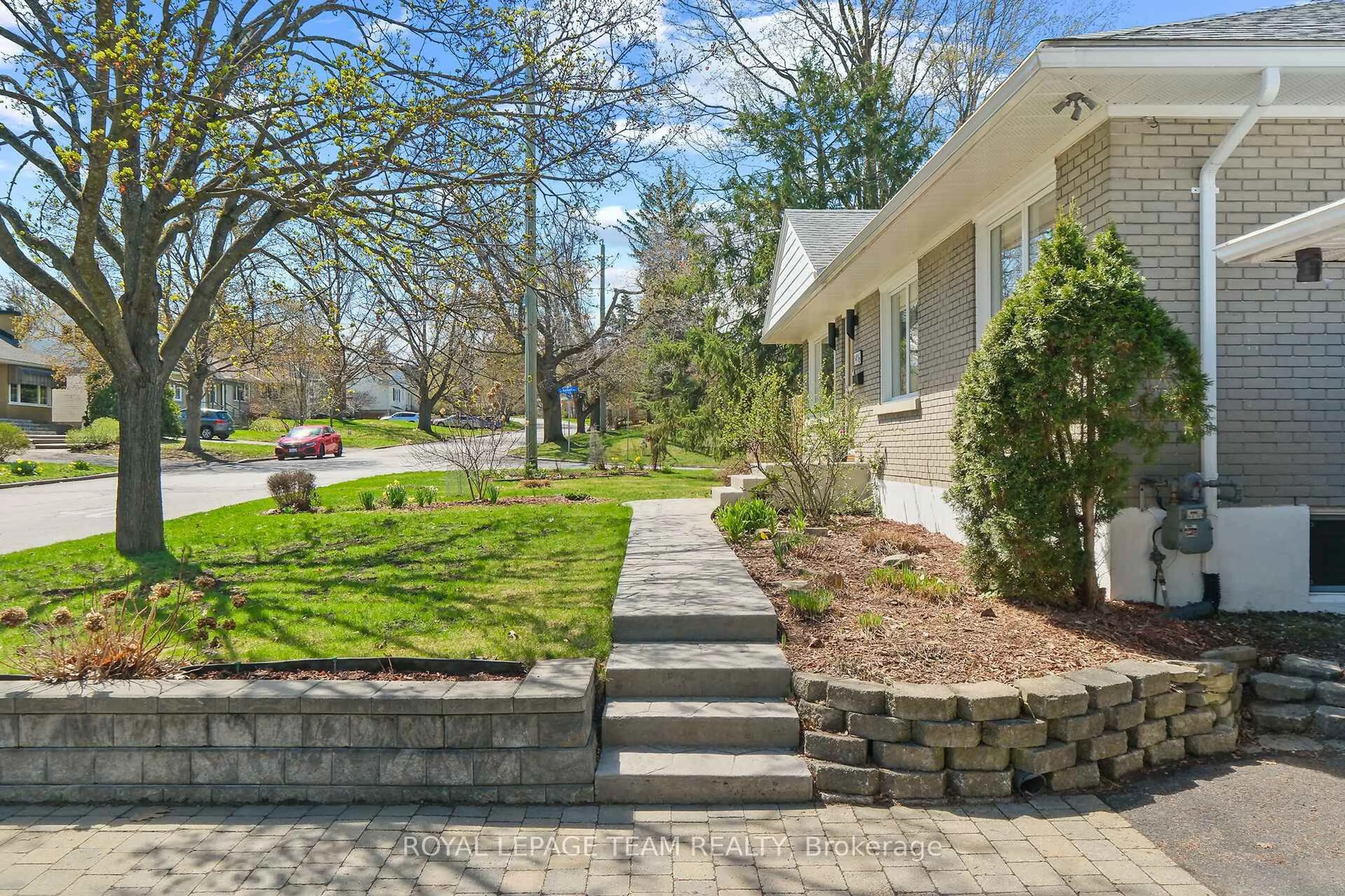 Patio, street for 1416 Cavendish Rd, Ottawa Ontario K1H 6C2