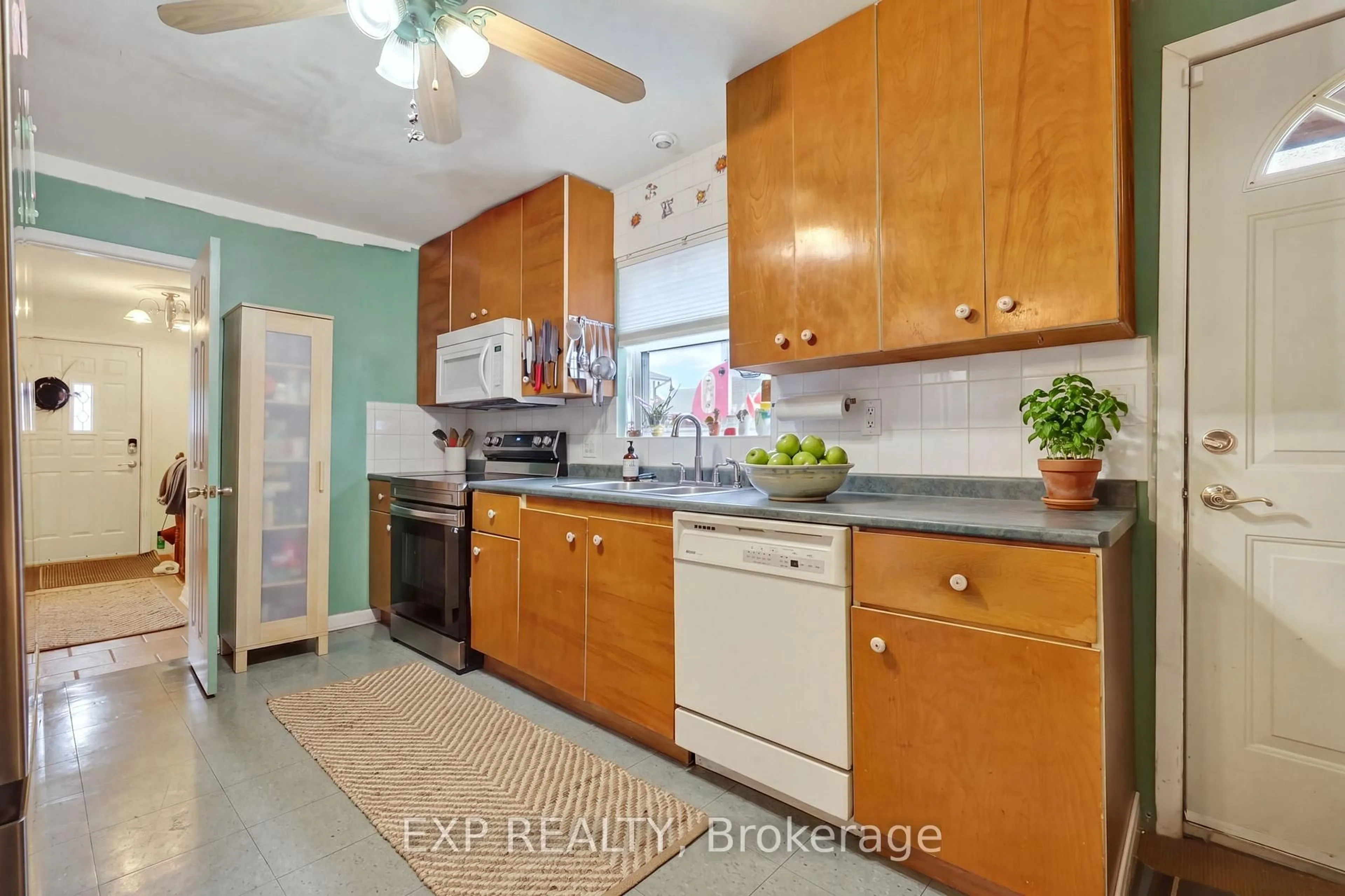 Standard kitchen, unknown for 95 Ste Cecile St, Ottawa Ontario K1L 5L4
