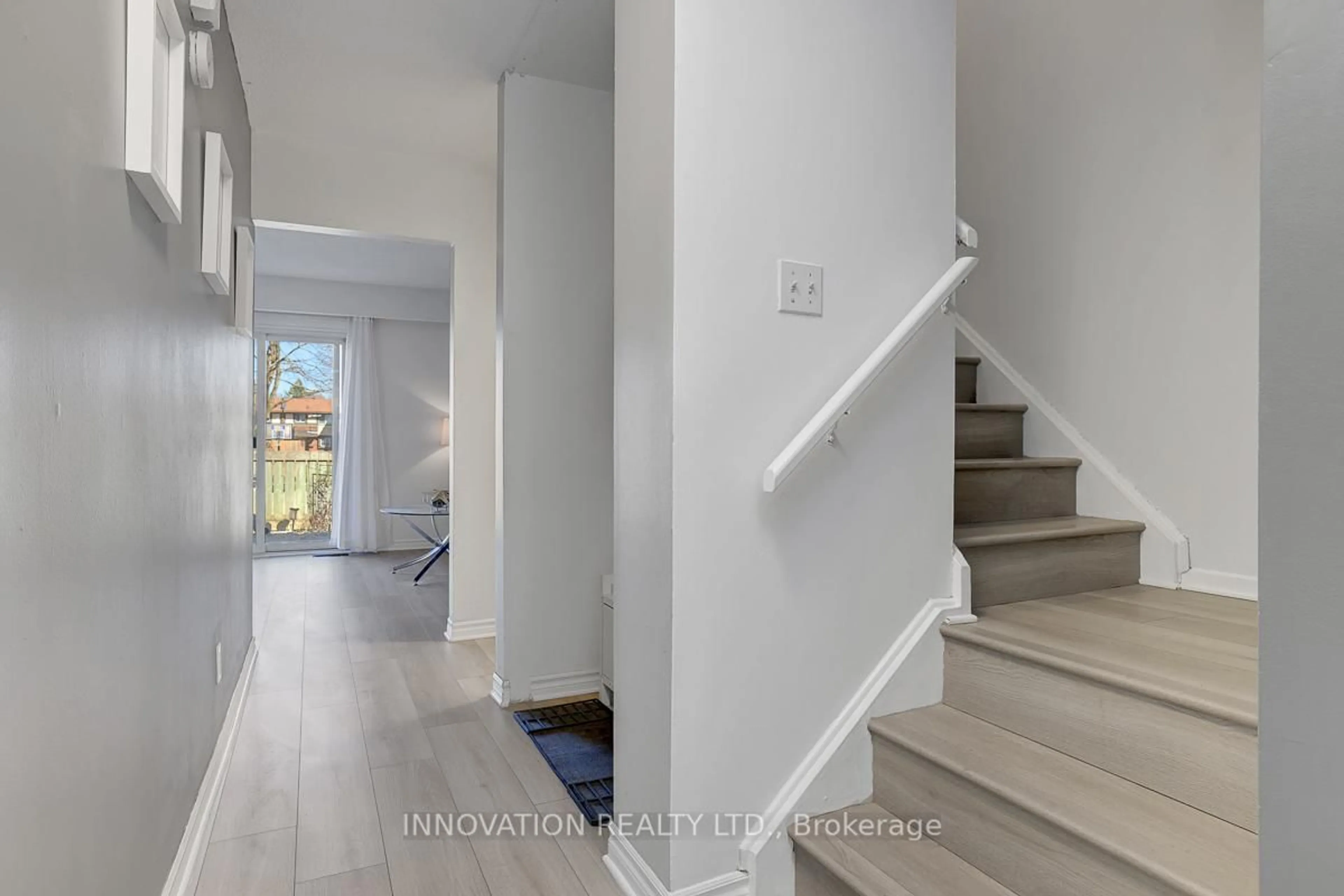 Indoor entryway for 177 Pickford Dr, Ottawa Ontario K2L 2C5