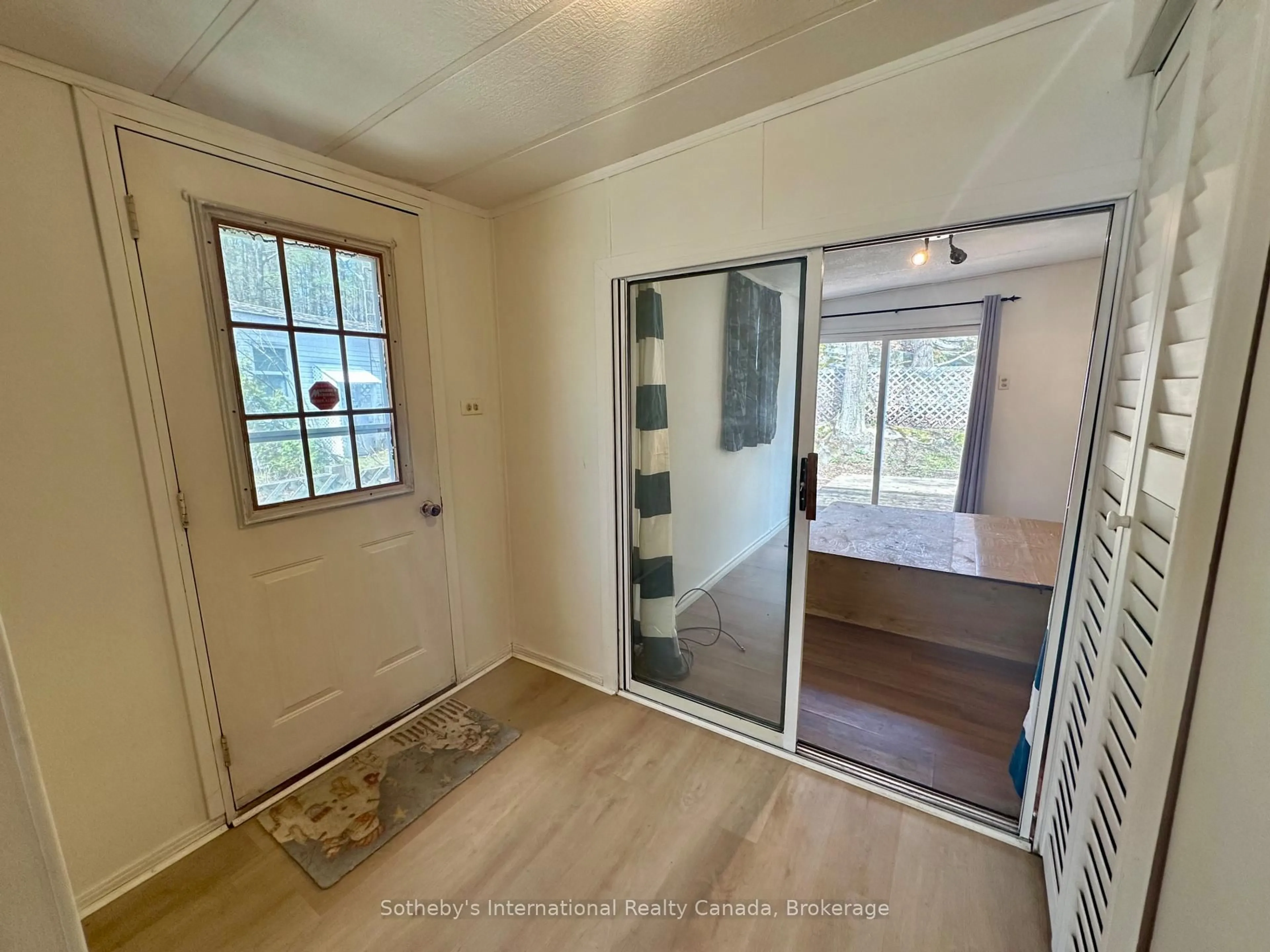 Indoor entryway for 1007 Racoon Rd #75, Gravenhurst Ontario P1P 1R1