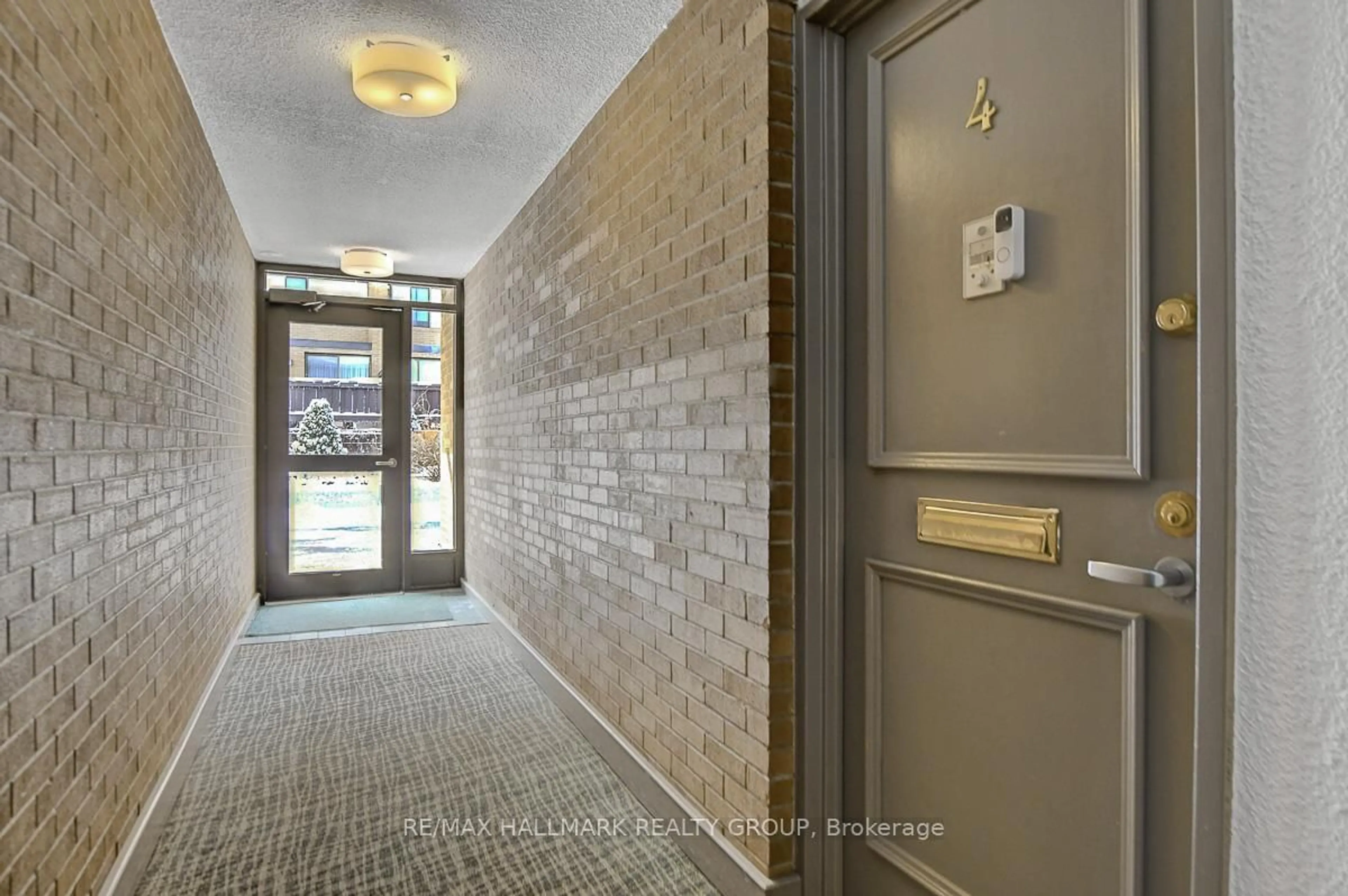 Indoor foyer for 525 St Laurent Blvd #4, Ottawa Ontario K1K 2Z9