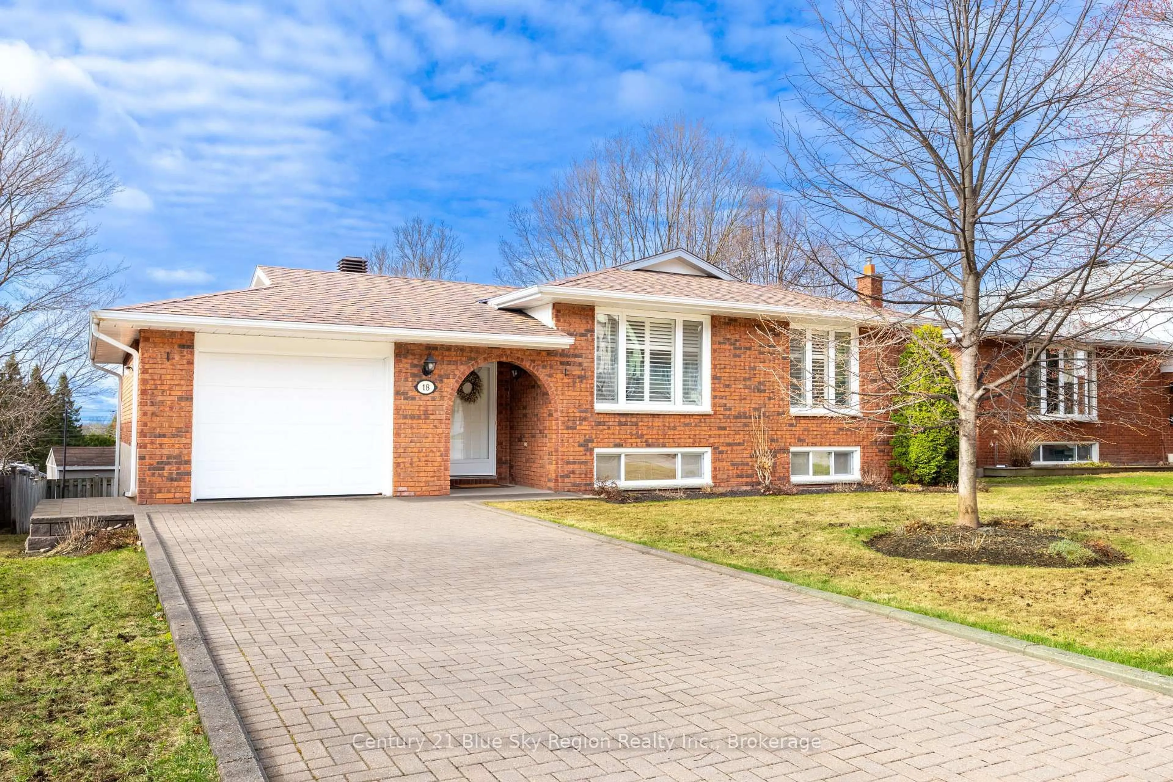 Home with brick exterior material, street for 18 Riddle Crt, North Bay Ontario P1B 8S6