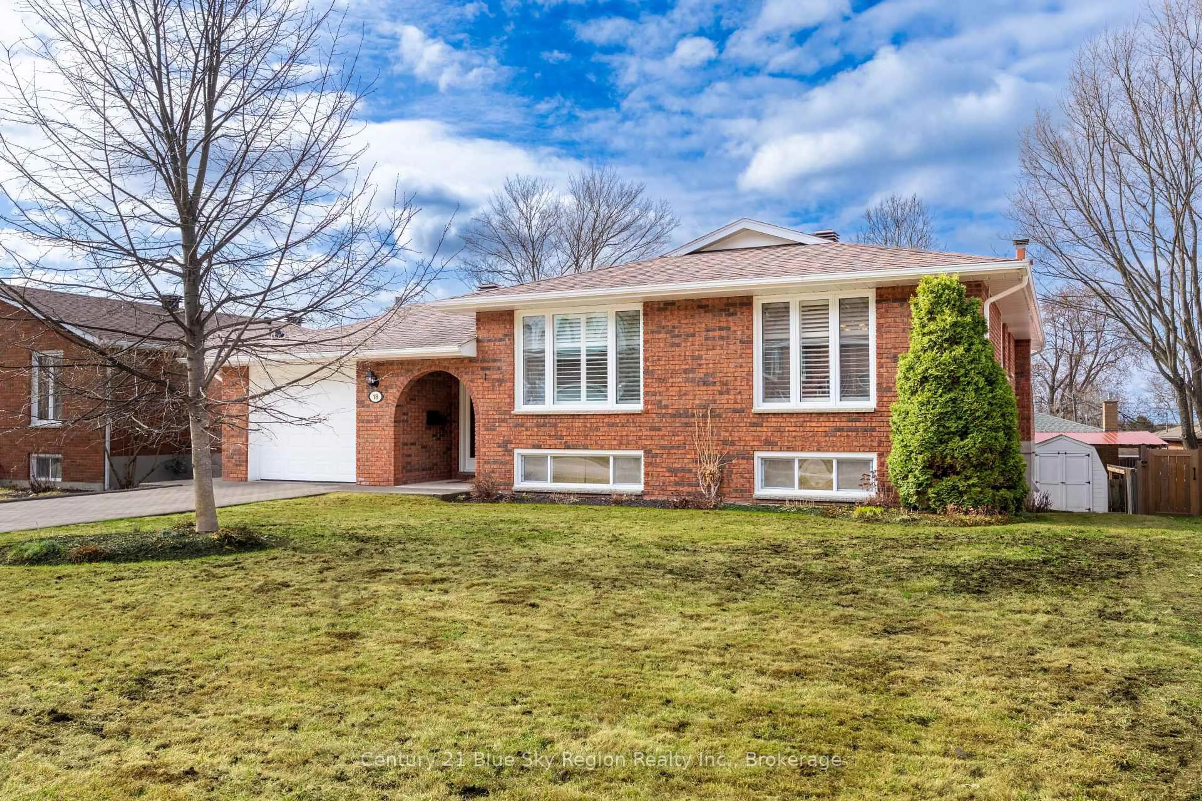 Home with brick exterior material, street for 18 Riddle Crt, North Bay Ontario P1B 8S6