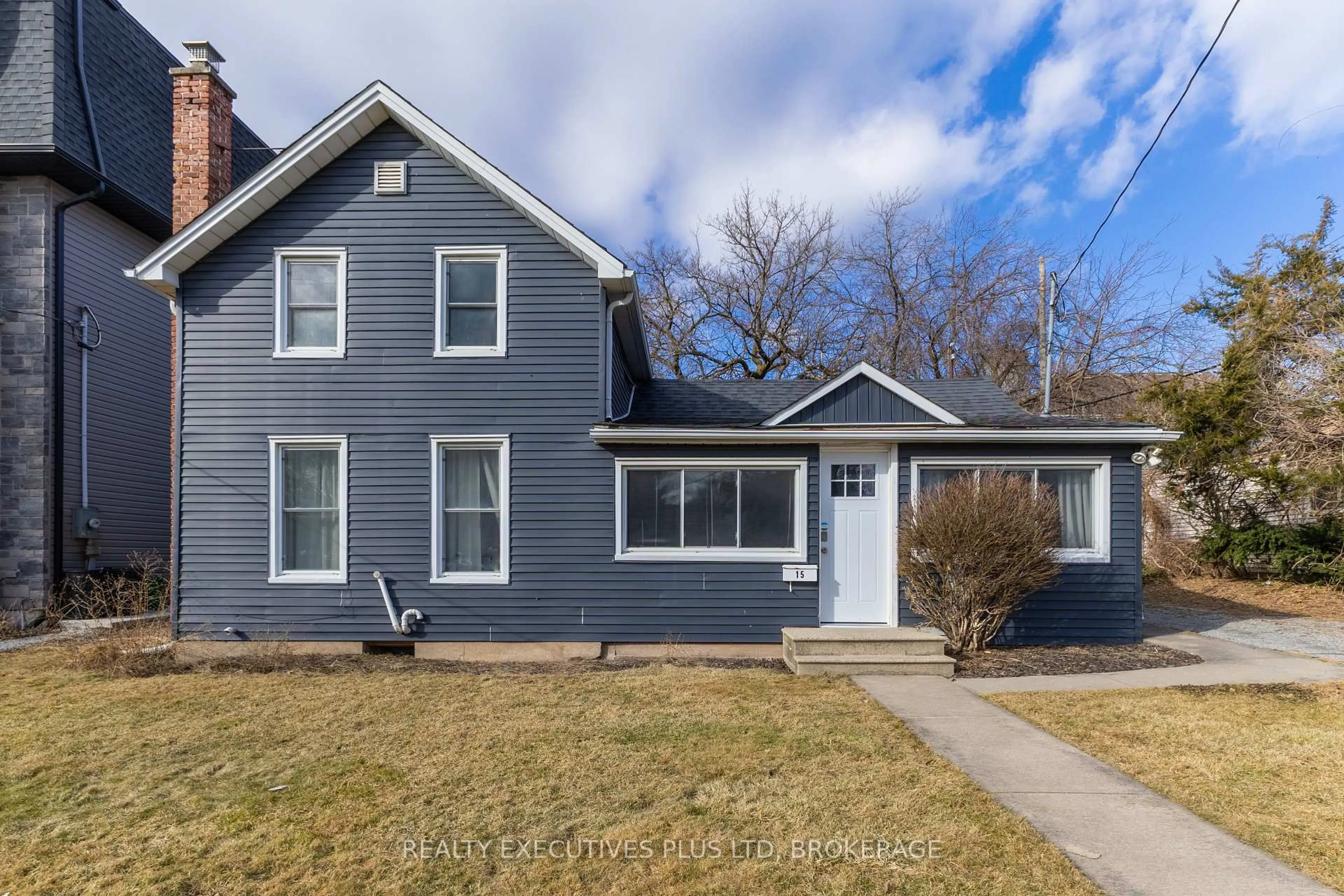 Home with vinyl exterior material, street for 15 Chestnut St, St. Catharines Ontario L2T 1G6