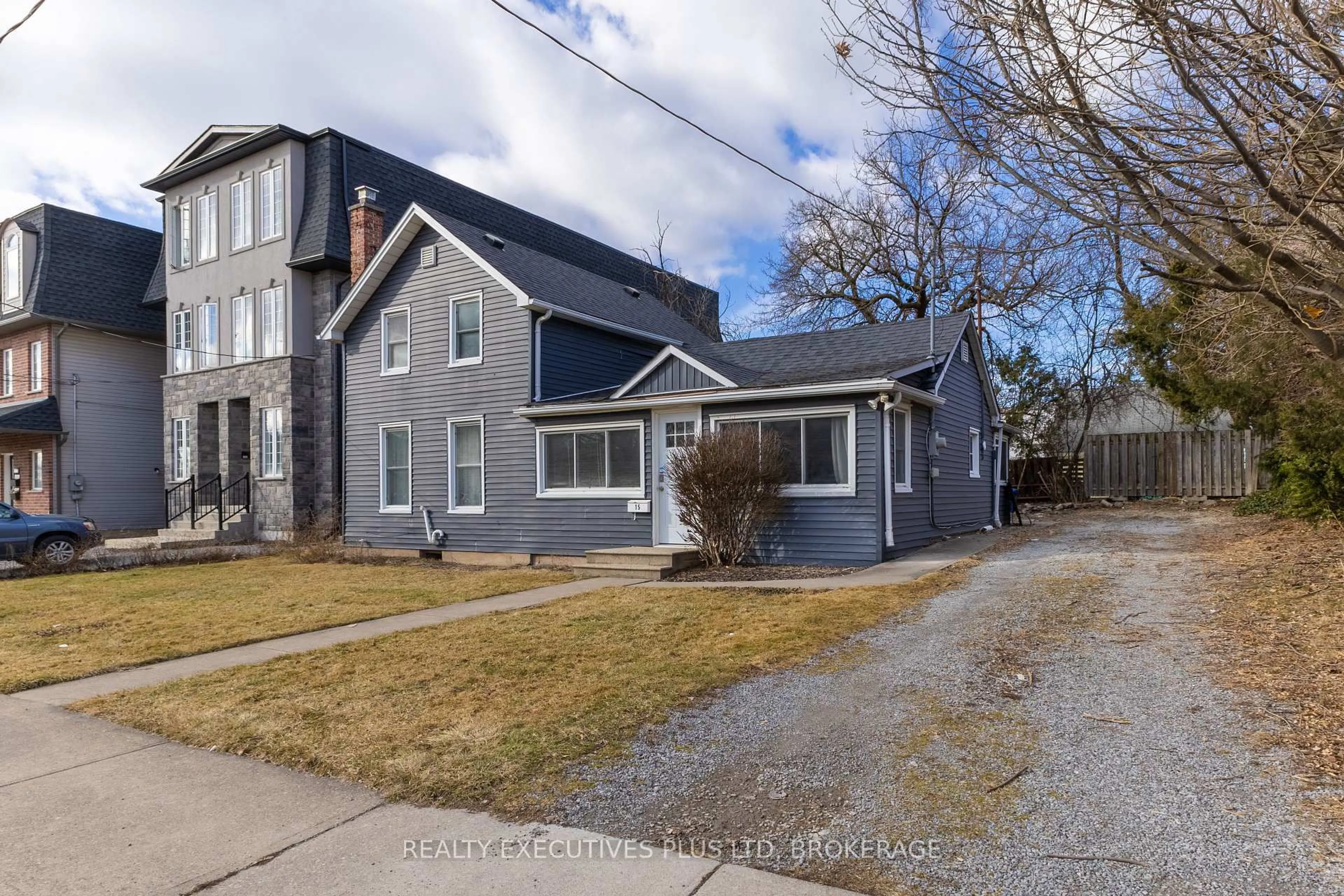 A pic from outside/outdoor area/front of a property/back of a property/a pic from drone, street for 15 Chestnut St, St. Catharines Ontario L2T 1G6