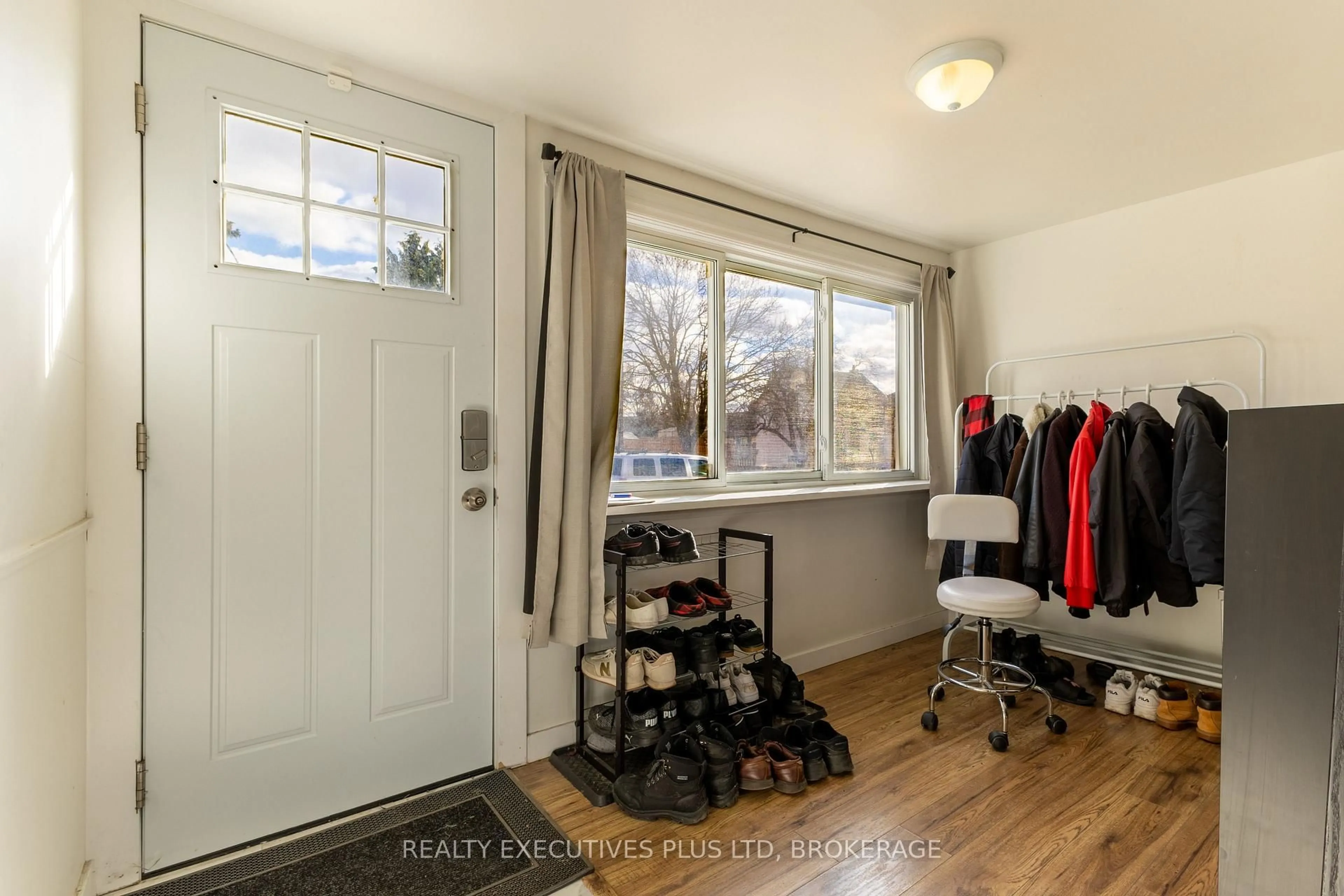 Indoor entryway for 15 Chestnut St, St. Catharines Ontario L2T 1G6