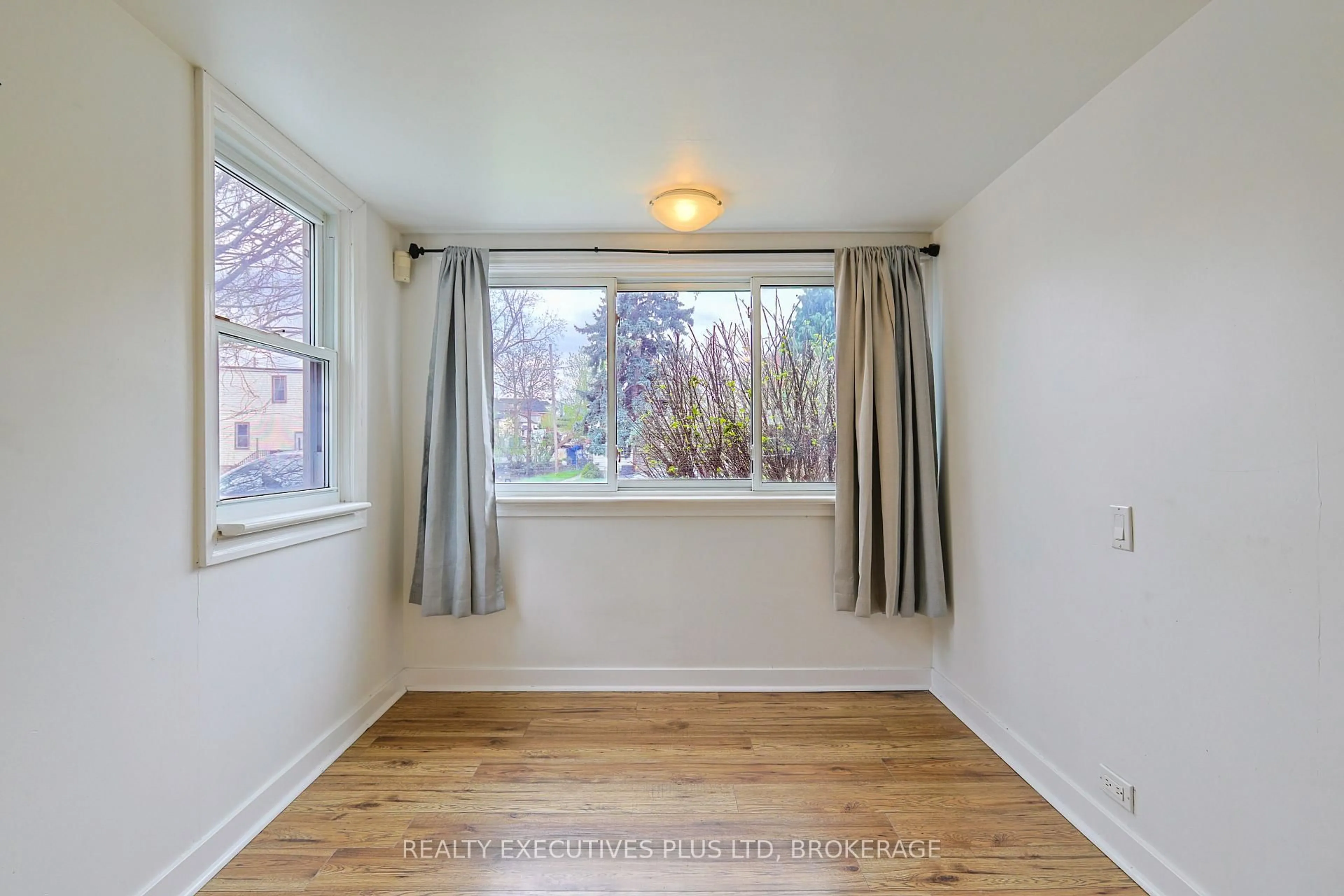 A pic of a room for 15 Chestnut St, St. Catharines Ontario L2T 1G6