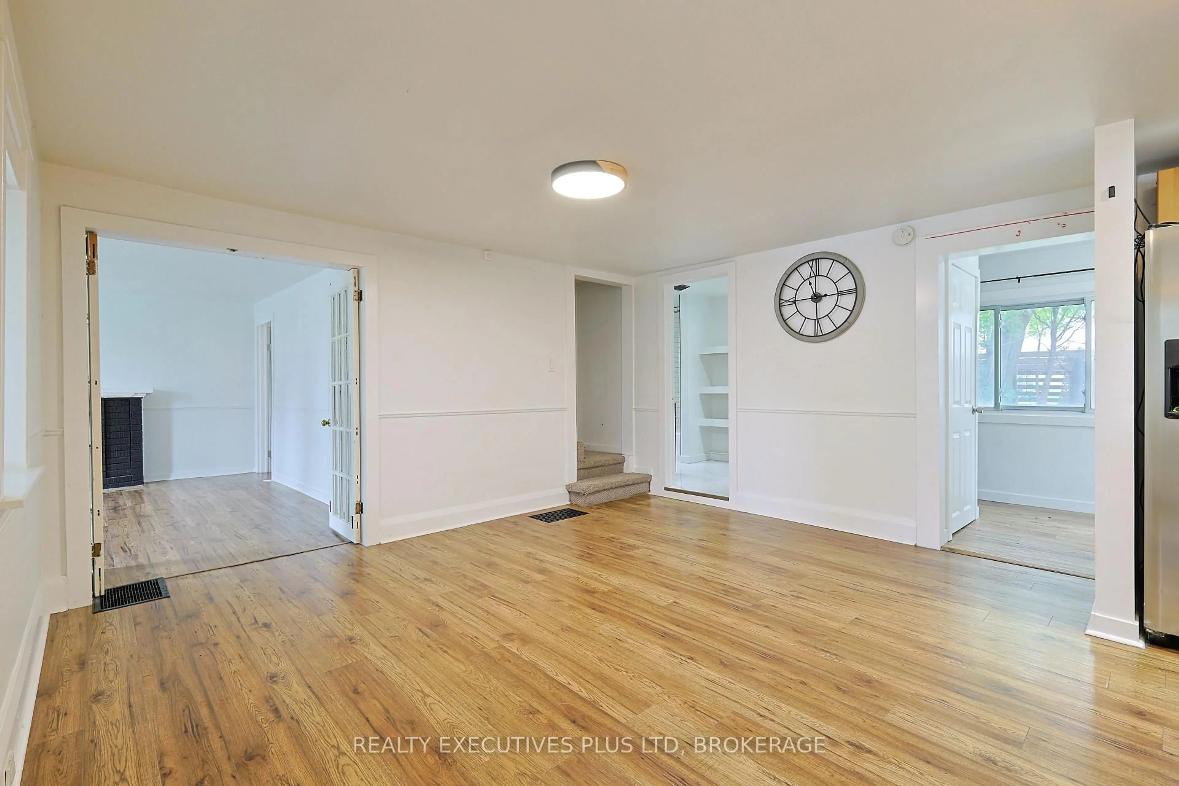 A pic of a room for 15 Chestnut St, St. Catharines Ontario L2T 1G6