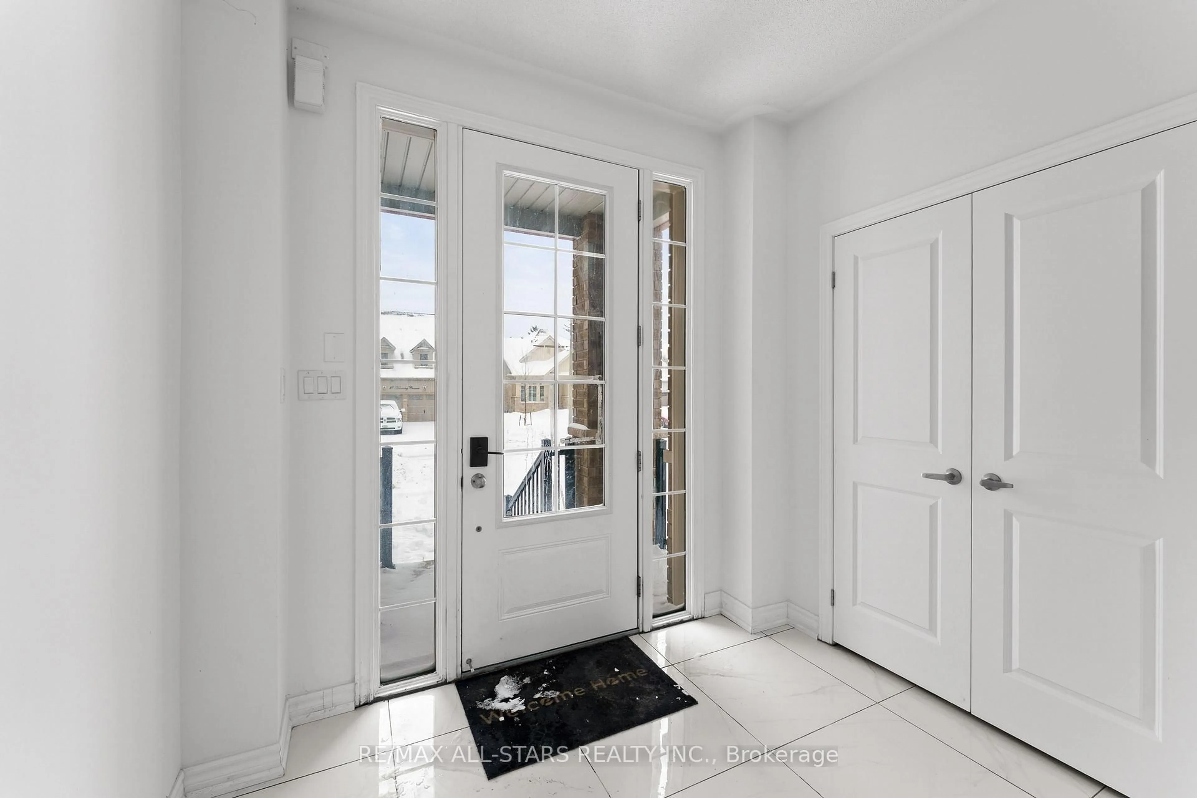Indoor entryway for 19 Hennessey Cres, Kawartha Lakes Ontario K9V 0P2