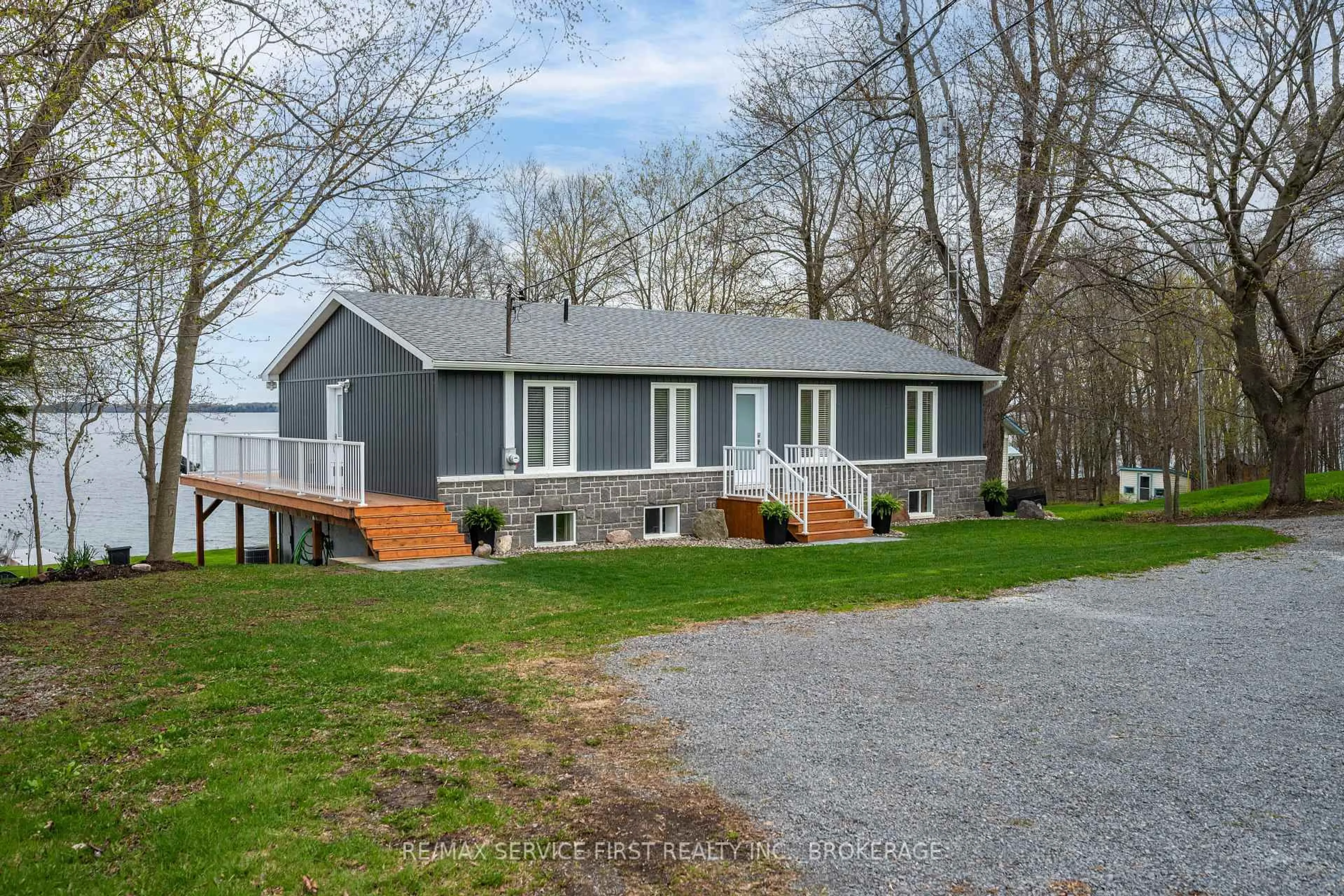 Home with vinyl exterior material, water/lake/river/ocean view for 1890 Howe Island Dr, Gananoque Ontario K7G 2V6
