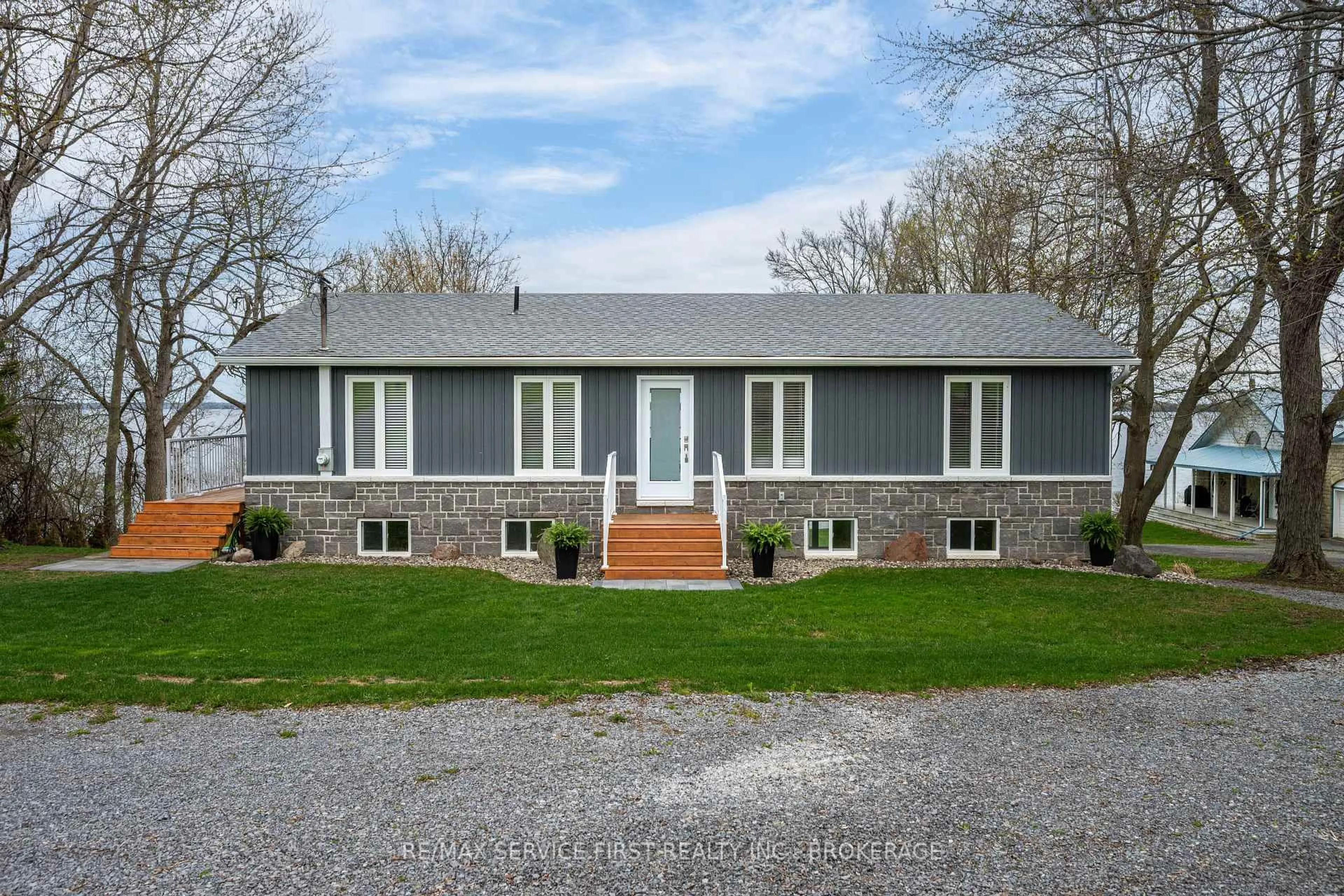 Home with vinyl exterior material, unknown for 1890 Howe Island Dr, Gananoque Ontario K7G 2V6