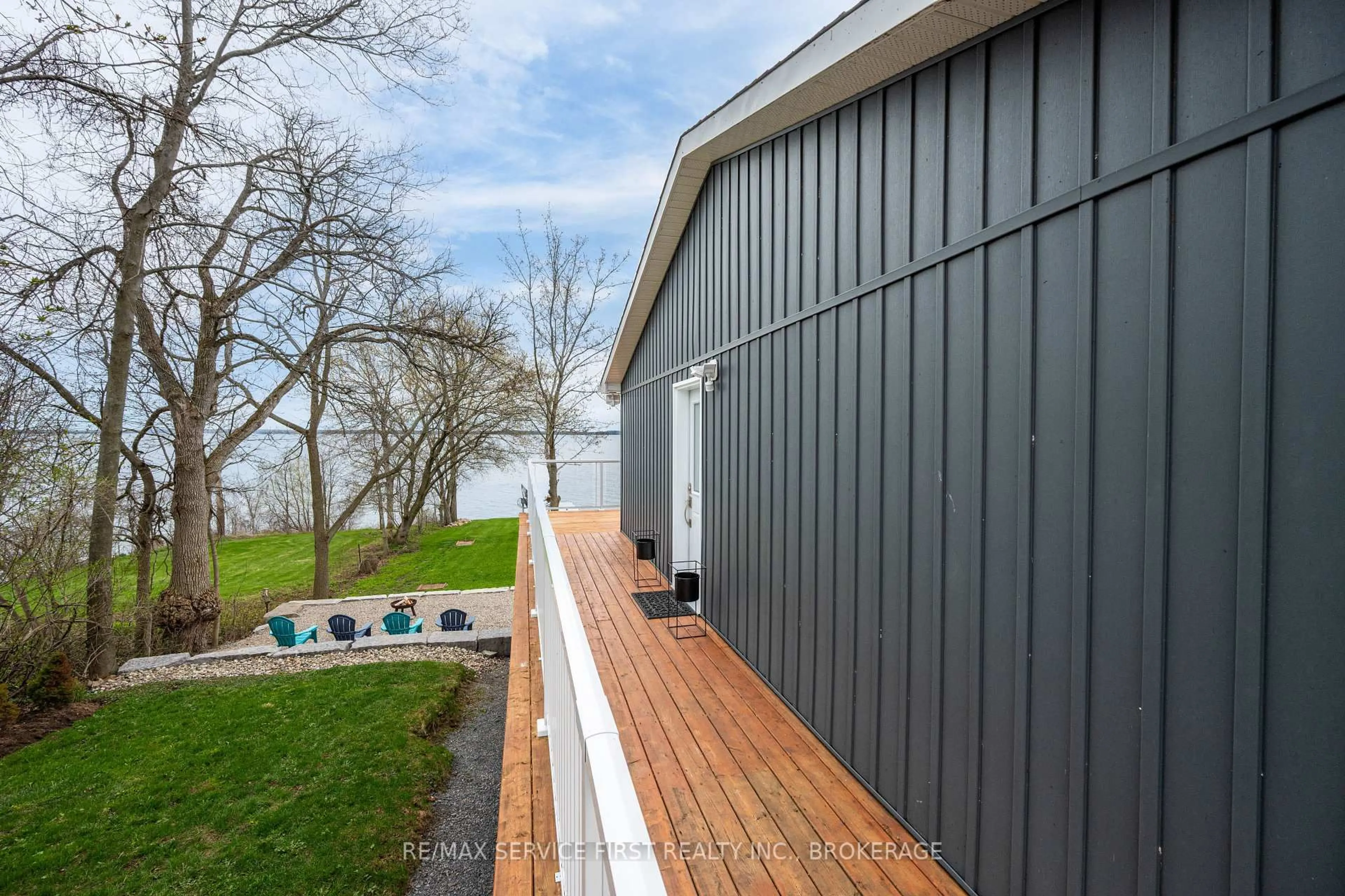 Home with vinyl exterior material, water/lake/river/ocean view for 1890 Howe Island Dr, Gananoque Ontario K7G 2V6